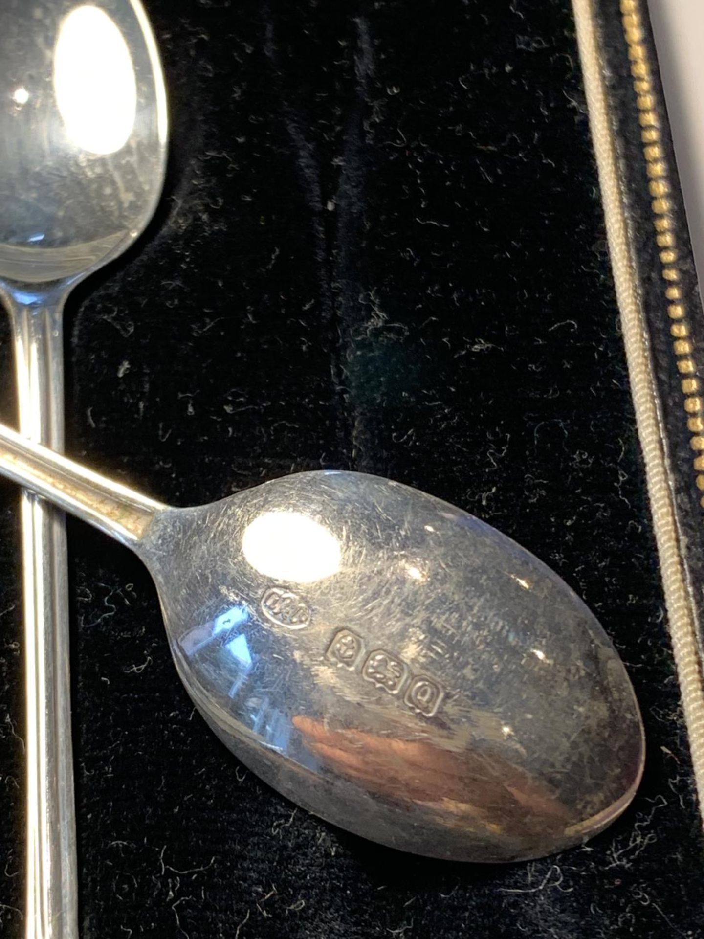 A SET OF SIX HALLMARKED BIRMINGHAM SILVER COFFEE SPOONS IN PRESENTATION CASE - Image 3 of 3