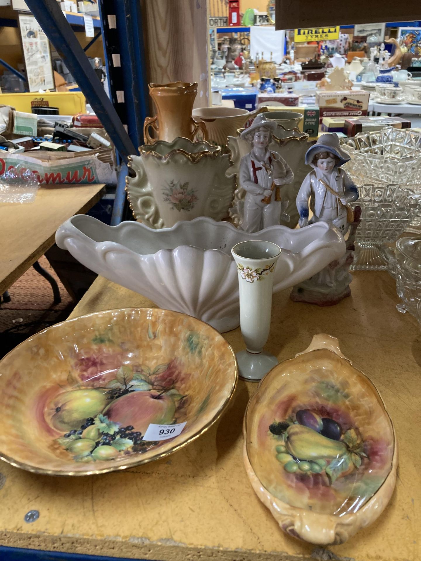 A LARGE QUANTITY OF VINTAGE CERAMIC ITEMS TO INCLUDE VASES, A PLANTER BOWLS, FIGURES, ETC