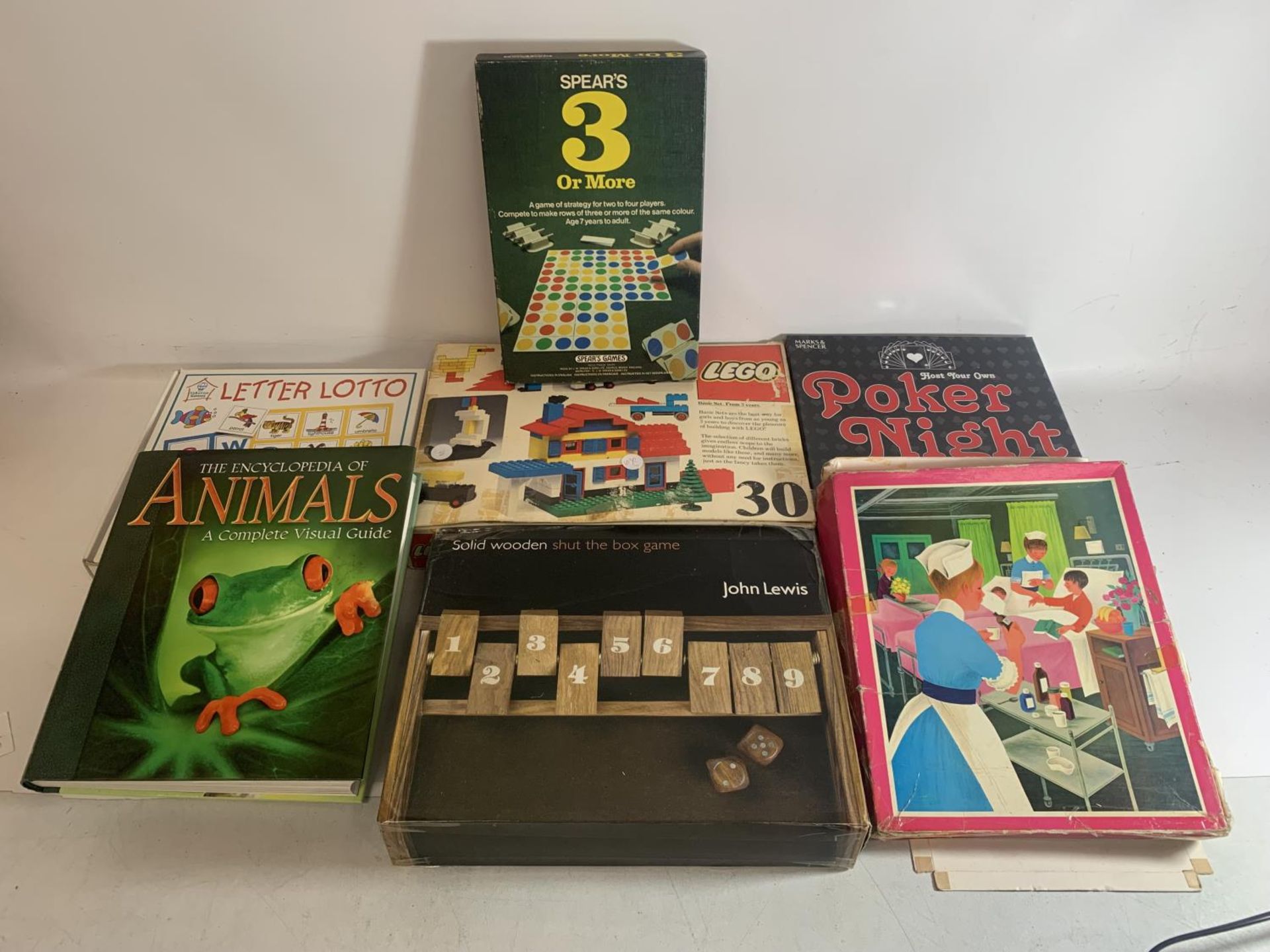 A QUANTITY OF BOXED VINTAGE GAMES TO INCLUDE A LEGO BASIC SET, LETTER LOTTO, POKER NIGHT, SHUT THE