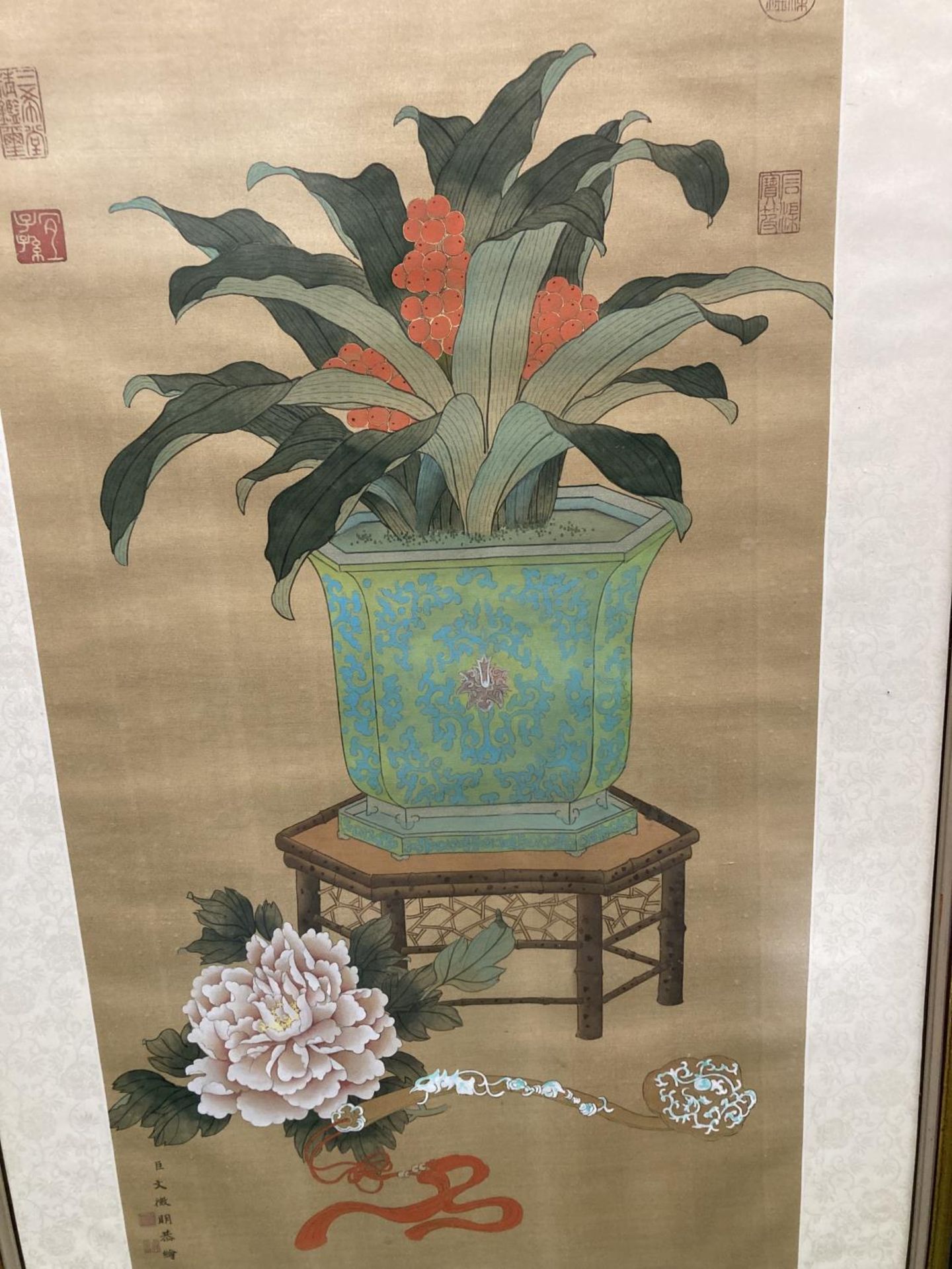 A LARGE FRAMED ORIENTAL PRINT OF A VASE WITH FLOWERS - Image 2 of 3