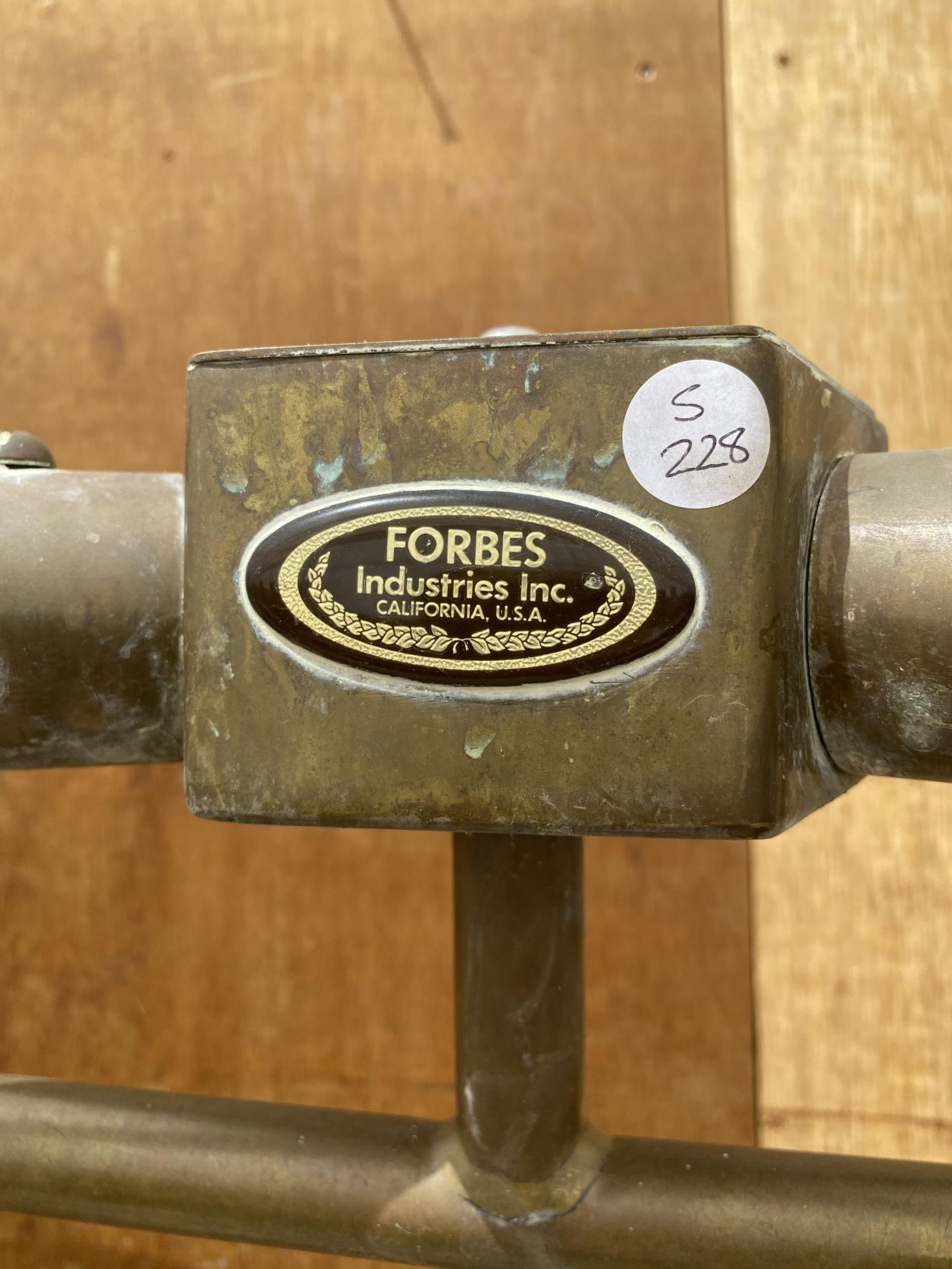 A VINTAGE BRASS FOUR WHEELED HOTEL LUGGAGE TROLLEY BEARING THE STAMP 'FORBES INDUSTRIES INC. - Image 4 of 4