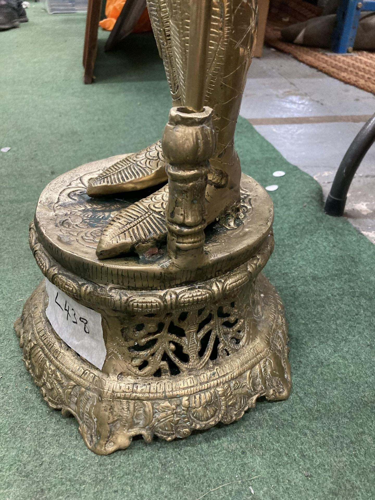 A LARGE HEAVY BRASS FIRESIDE KNIGHT COMPANION SET HEIGHT 88CM - Image 2 of 6
