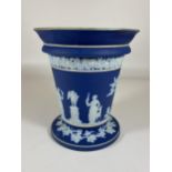 AN EARLY 19TH CENTURY WEDGWOOD JASPERWARE DIP VASE WITH CLASSICAL FIGURES, HEIGHT 15.5CM
