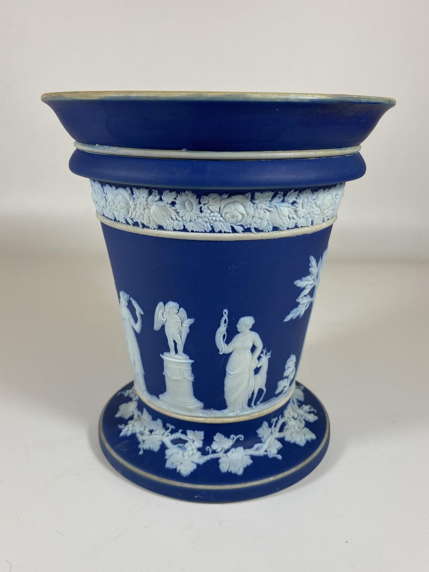 AN EARLY 19TH CENTURY WEDGWOOD JASPERWARE DIP VASE WITH CLASSICAL FIGURES, HEIGHT 15.5CM