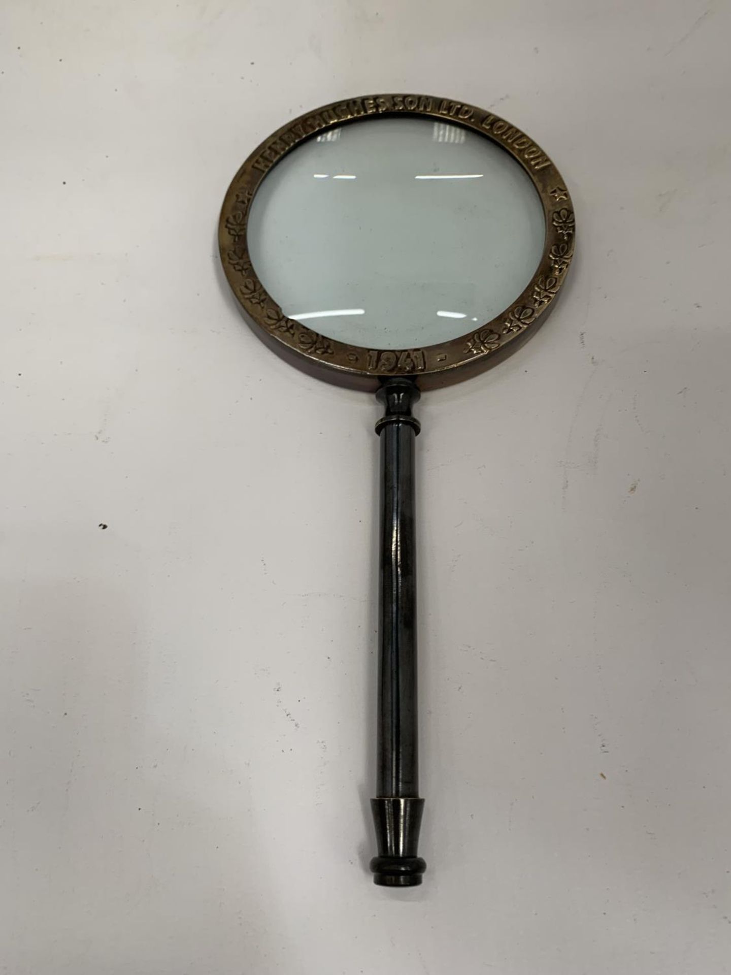A BRASS MAGNIFYING GLASS IN A LEATHER POUCH - Image 2 of 4