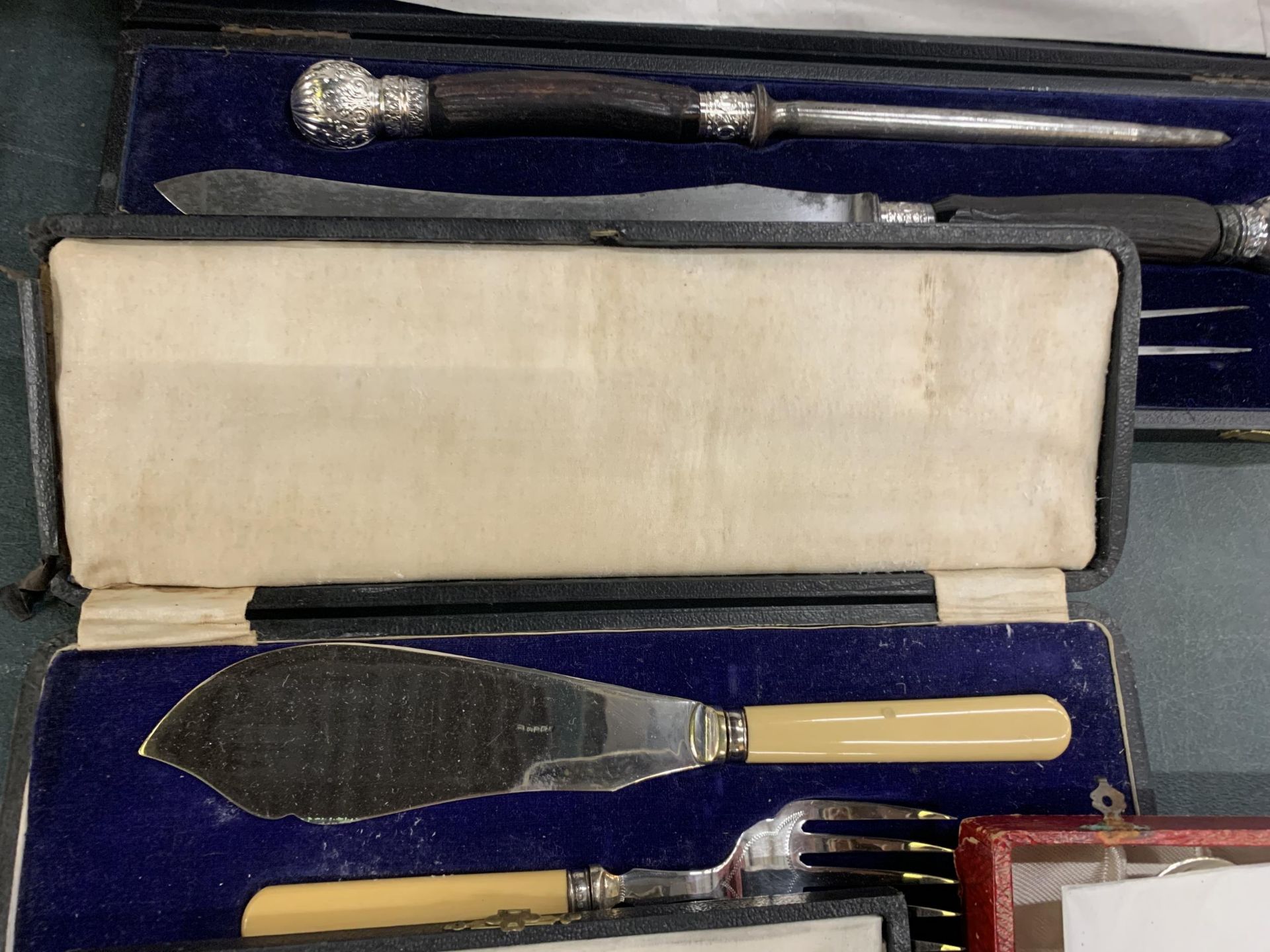 FOUR VINTAGE BOXES OF FLATWARE TO INCLUDE A CARVING SET, FISH SERVING SET, TEASPOONS WITH SUGAR - Image 2 of 3
