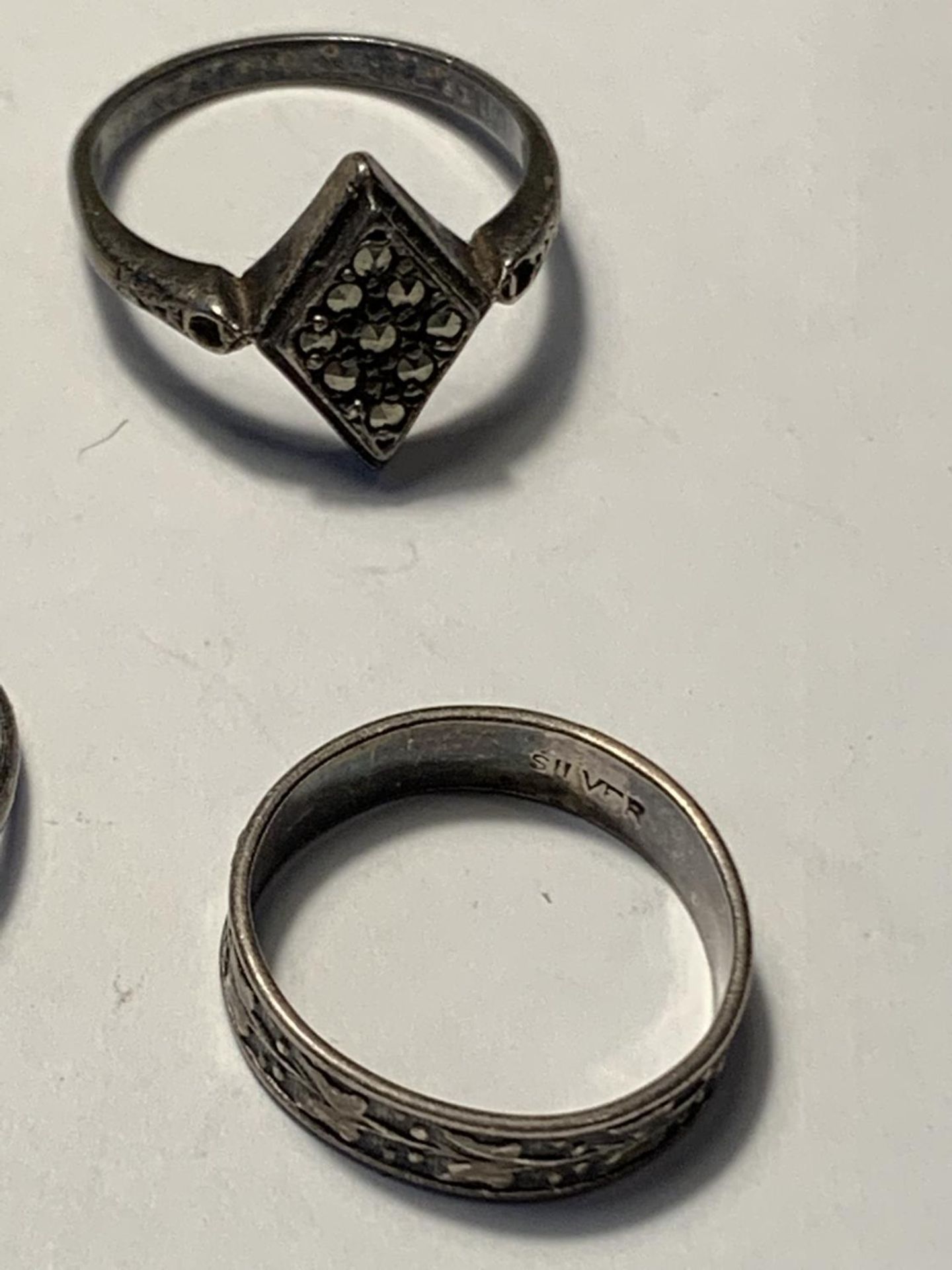 SIX SILVER RINGS - Image 4 of 4