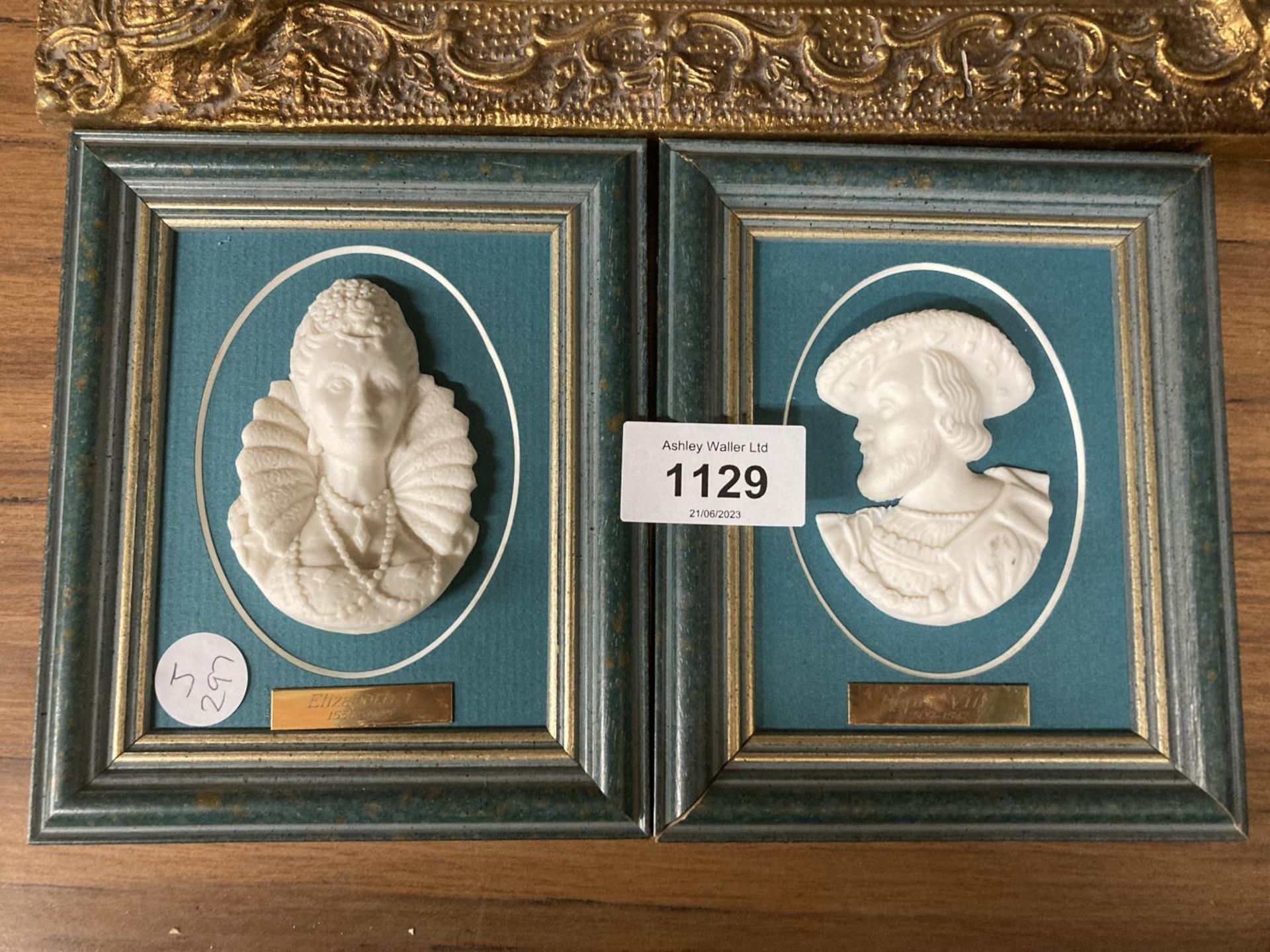 A GILT FRAMED CHERUB PLAQUE WITH A PAIR OF PORTRAITS - Image 3 of 5