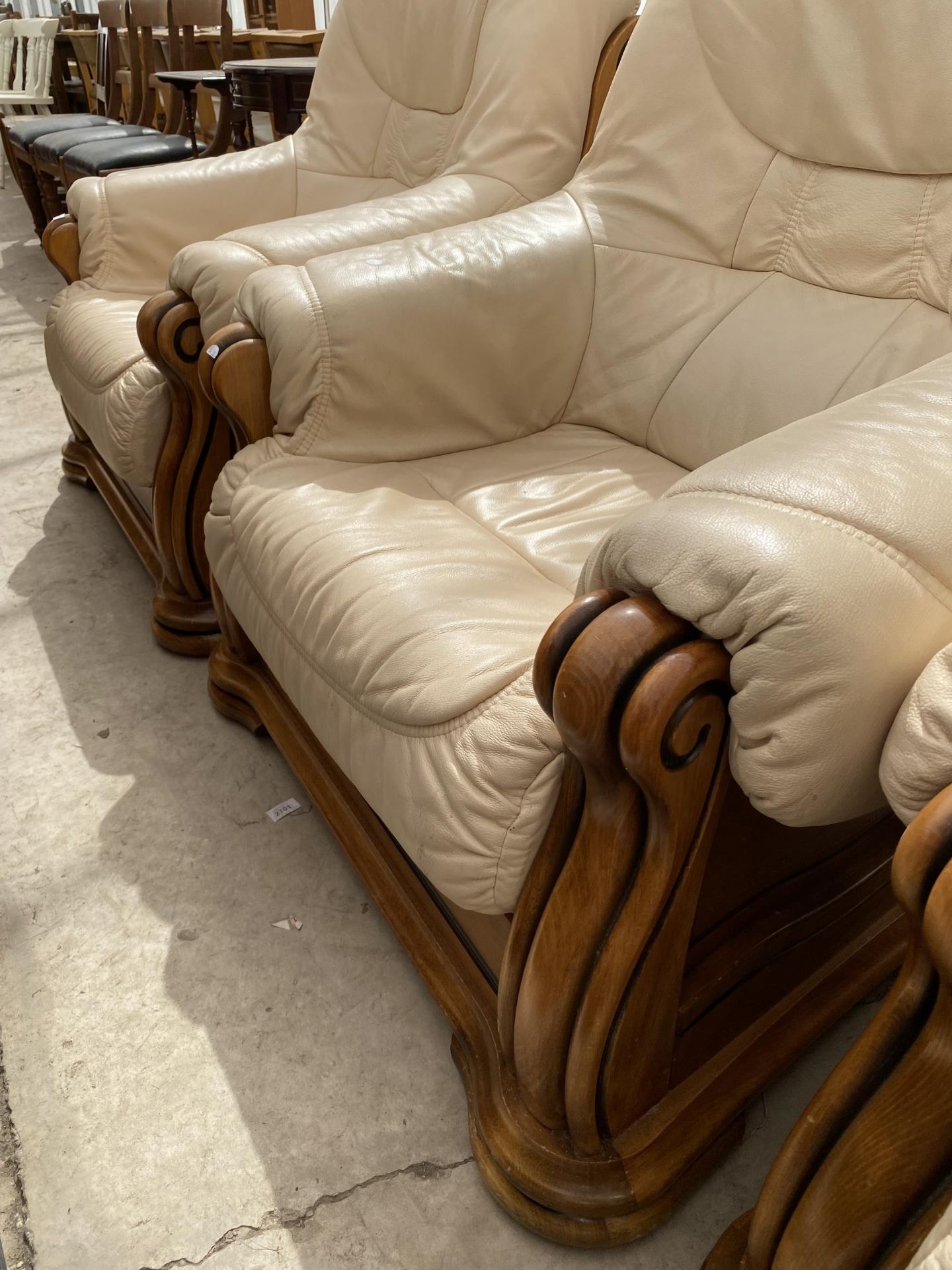 A MODERN THREE PIECE LEATHER LOUNGE SUITE - Image 4 of 5