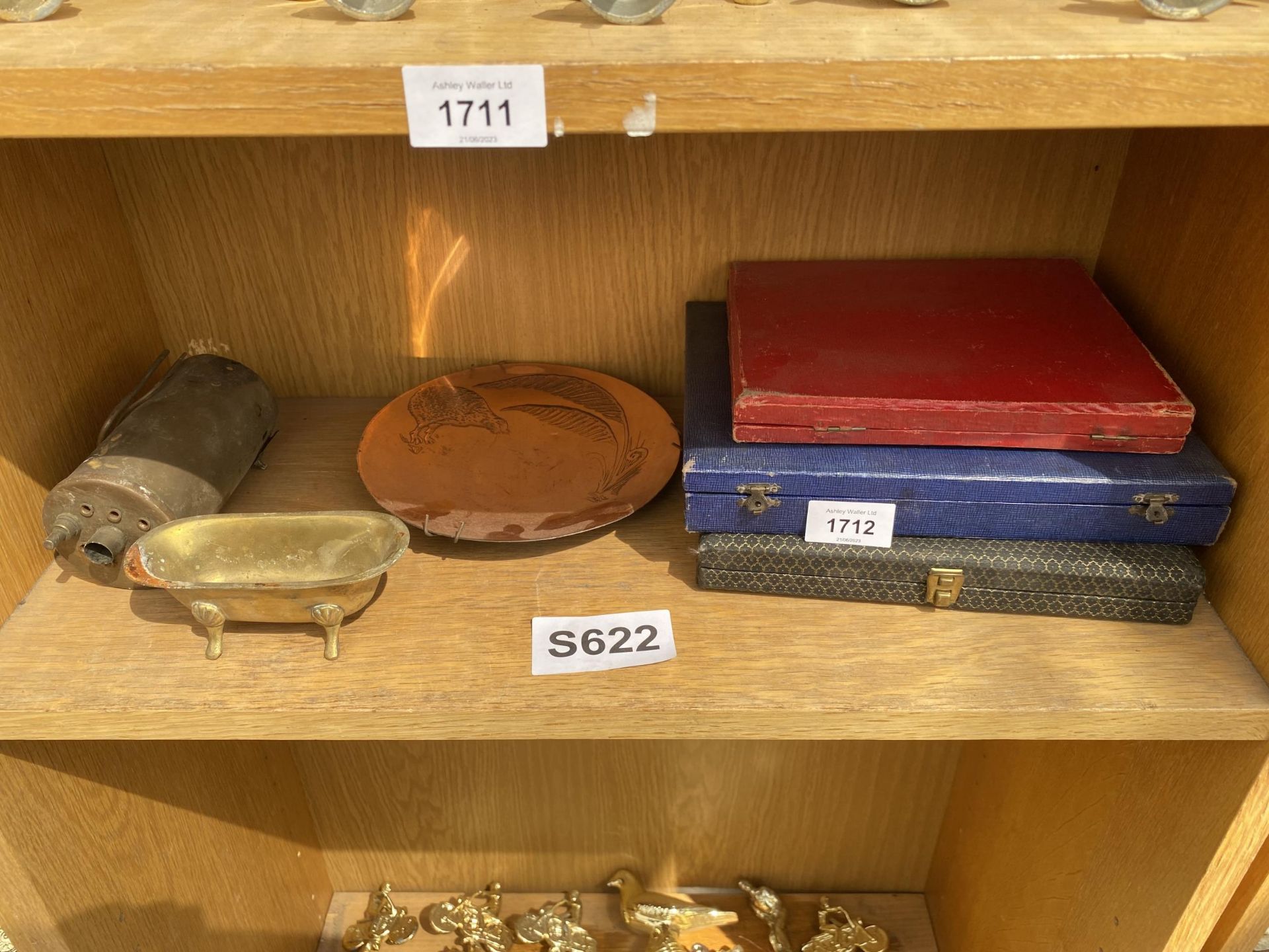 AN ASSORTMENT OF ITEMS TO INCLUDE THREE FLATWARE CASES, A MINIATURE BRASS BATH AND A COPPER PLATE