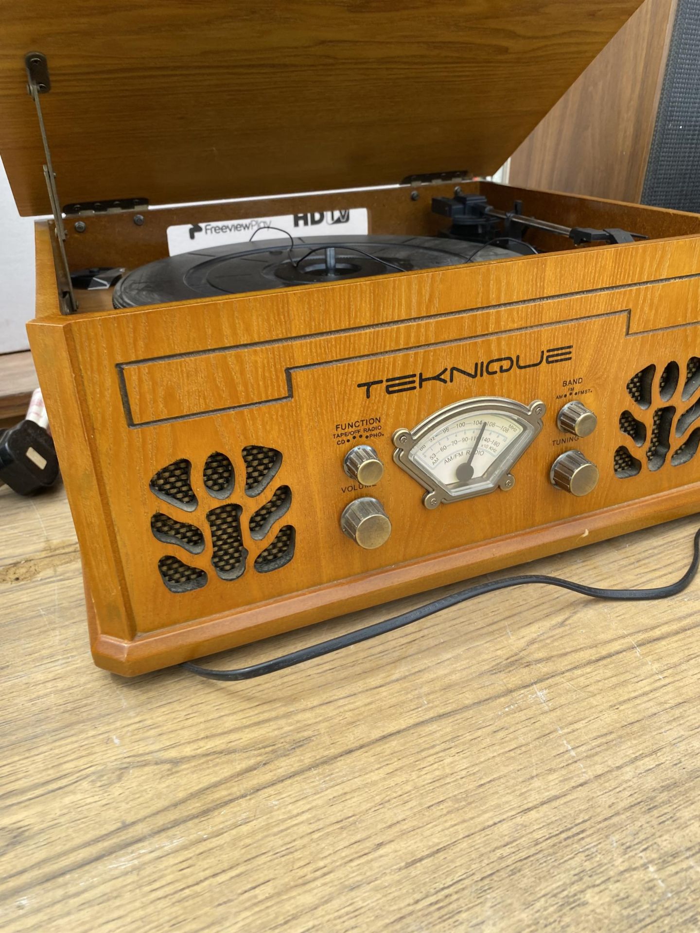 A RETRO STYLE TEKNIQUE PORTABLE TURNTABLE - Image 2 of 2