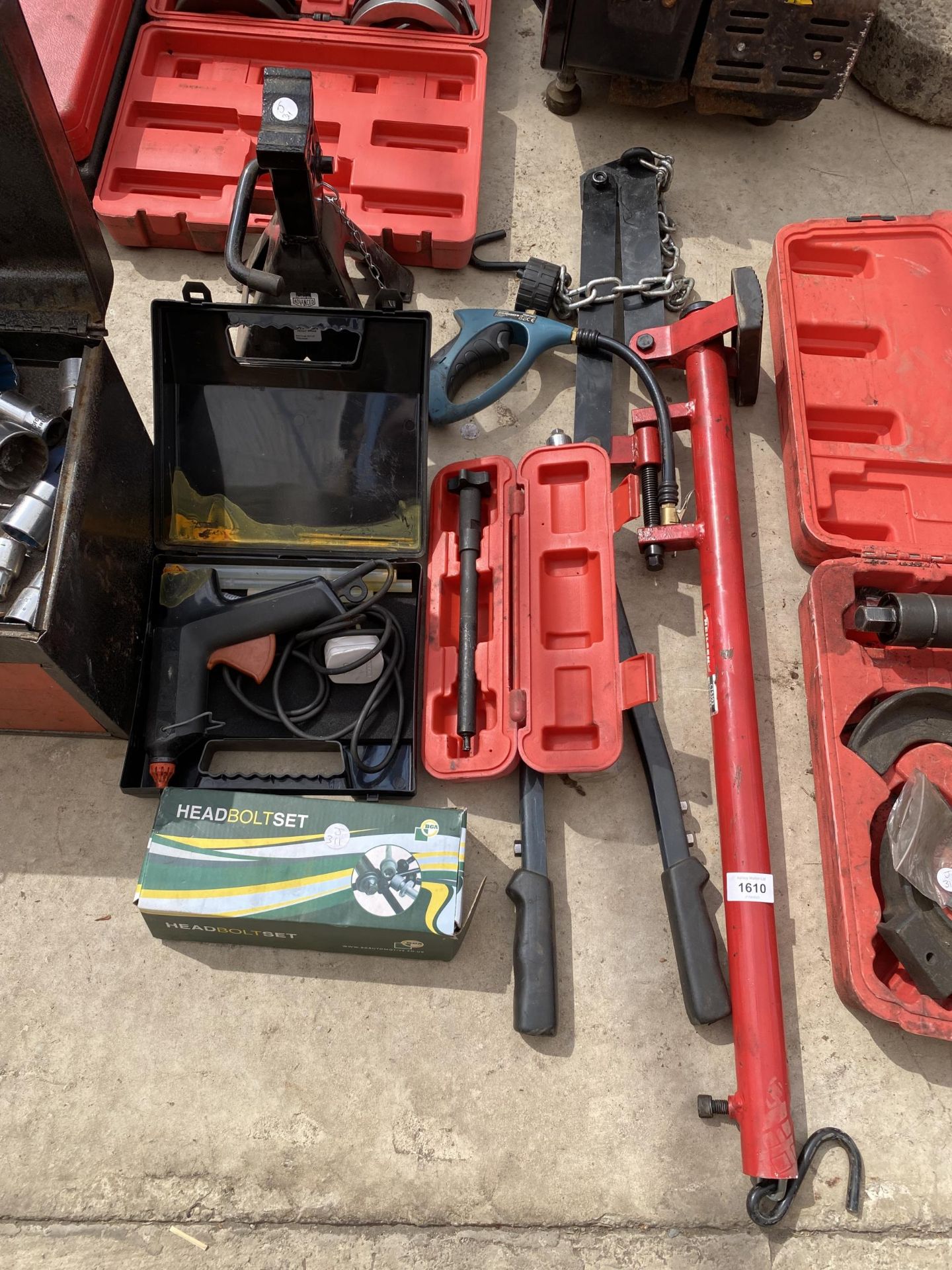 AN ASSORTMENT OF TOOLS TO INCLUDE A POT RIVOTER, AN AXEL STAND AND A COMPRESSOR ATTATCHMENT ETC