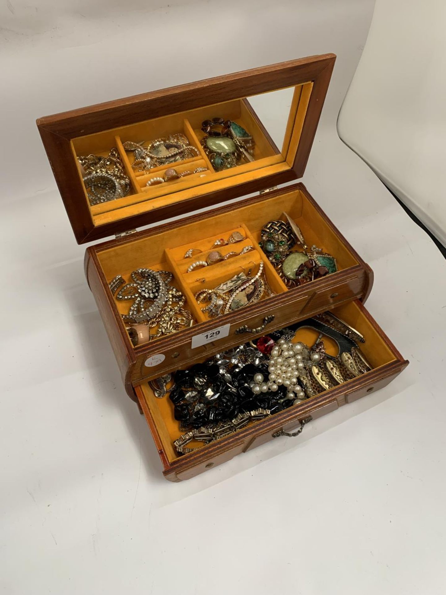 A JEWELLERY BOX CONTAINING A QUANTITY OF COSTUME JEWELLERY TO INCLUDE RINGS, BRACELETS, BROOCHES,