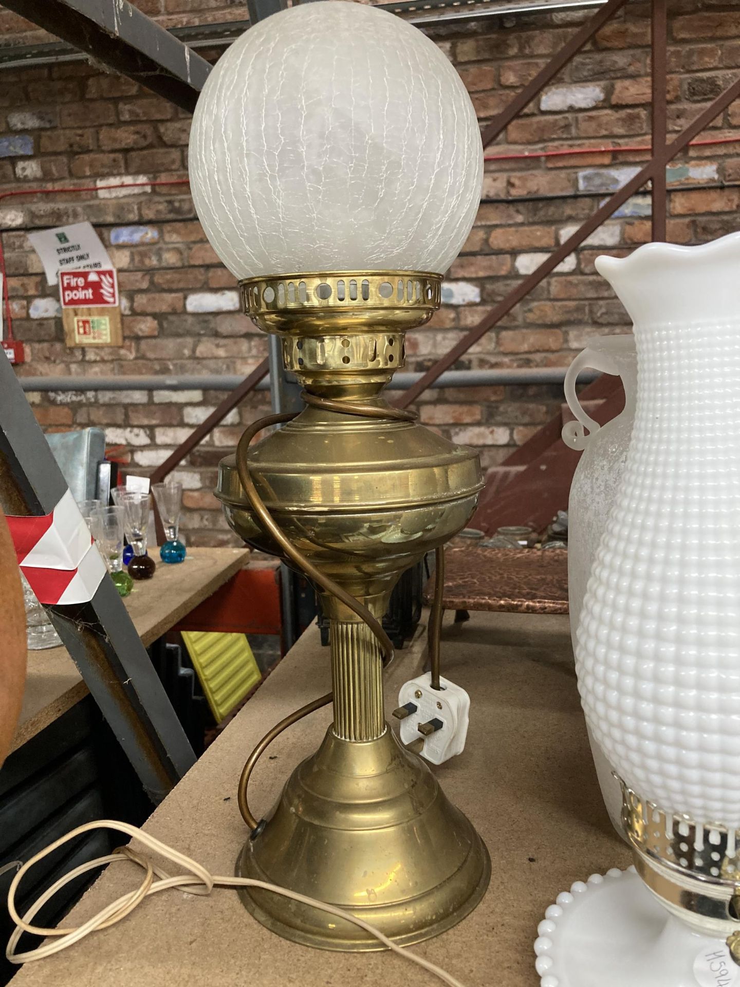 A VINTAGE BRASS OIL LAMP CONVERTED TO ELECTRICITY, A PAIR OF WHITE GLASS OIL LAMP STYLE LAMPS PLUS - Bild 4 aus 4