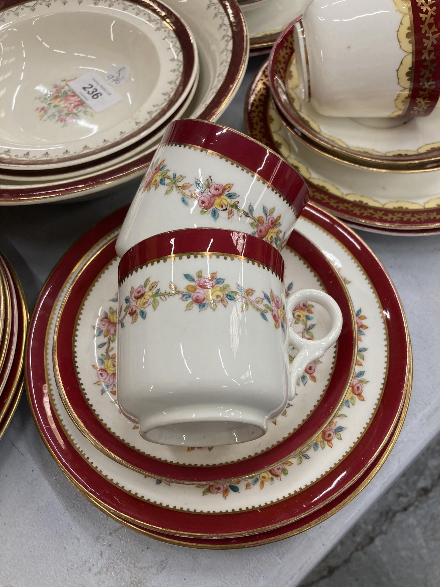 A LARGE ROYAL LEIGHTON VINTAGE PART DINNER SERVICE - Image 2 of 4