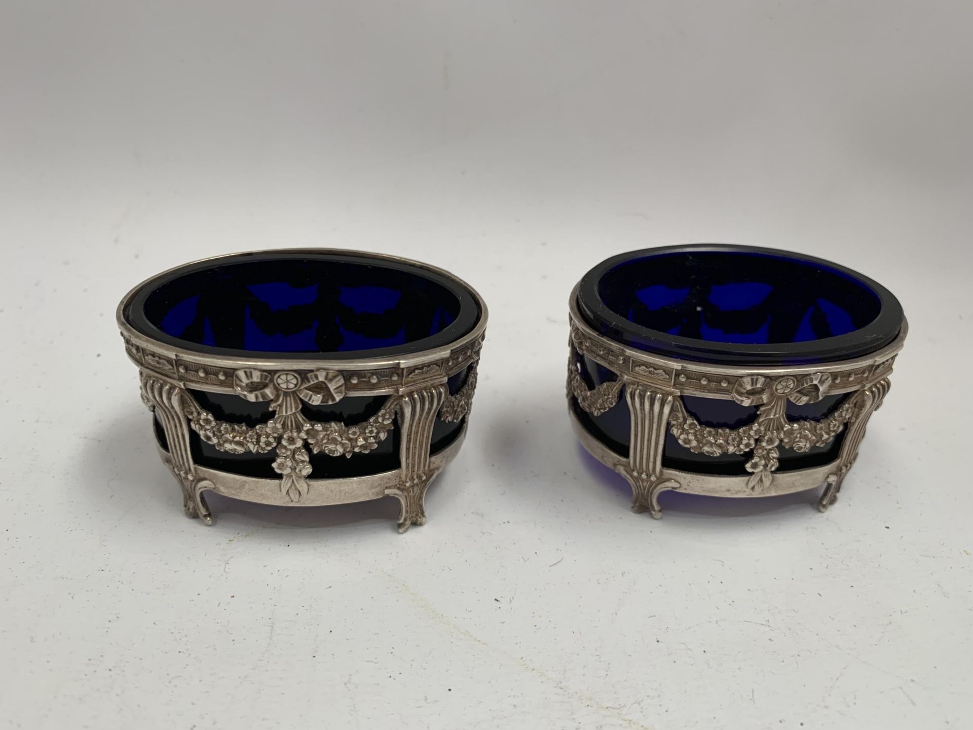 A PAIR OF .925 STAMPED SILVER OPEN SALTS WITH BLUE GLASS LINERS