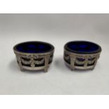 A PAIR OF .925 STAMPED SILVER OPEN SALTS WITH BLUE GLASS LINERS