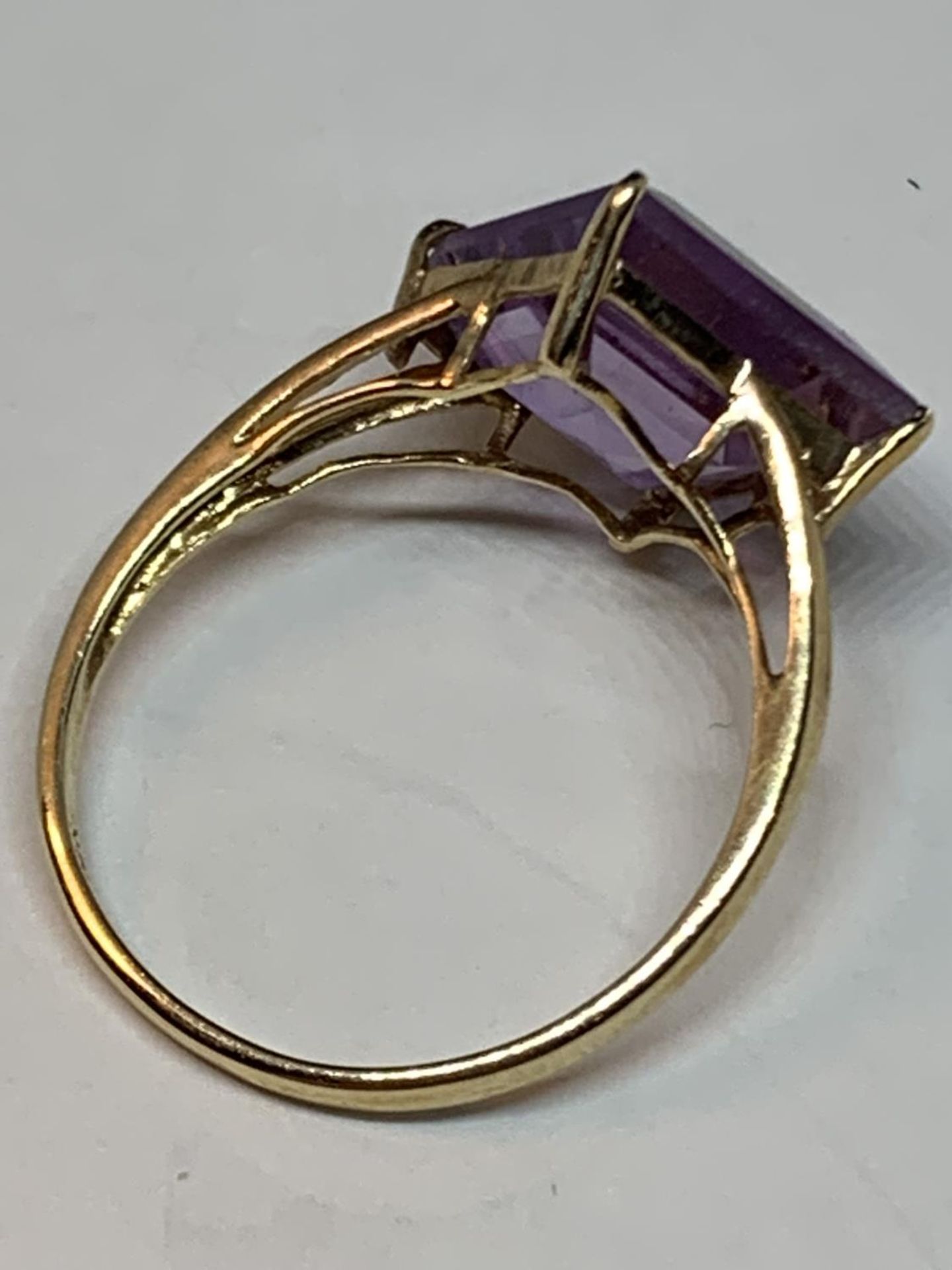 A 10 CARAT GOLD RING WITH A PURPLE DIAMOND SHAPED STONE SIZE O - Image 3 of 3