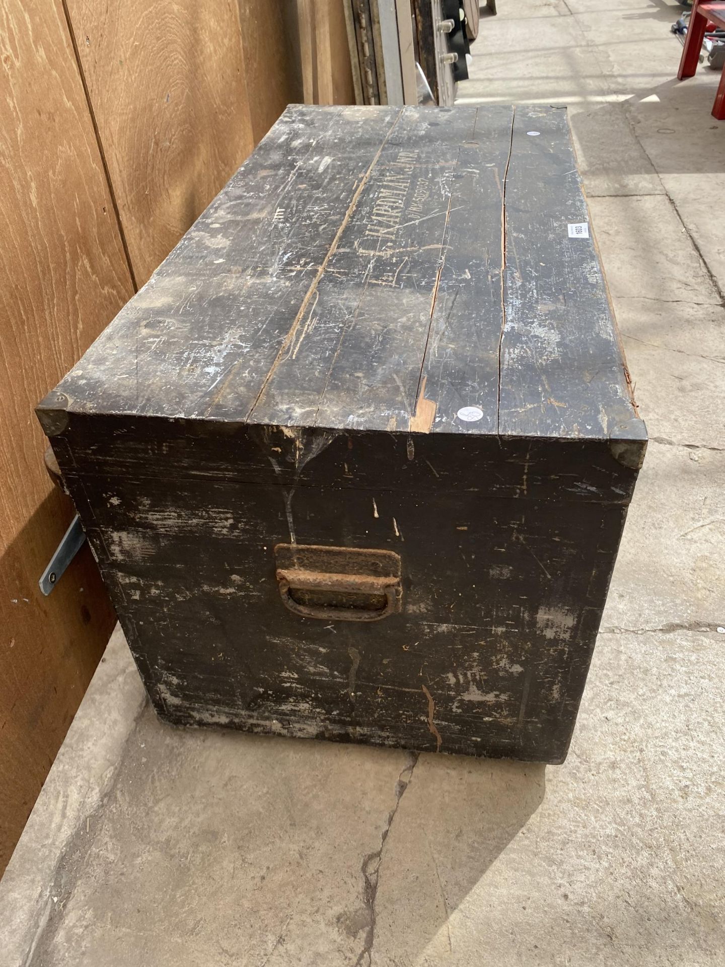 A VINTAGE WOODEN TOOL CHEST WITH TOP INSERTS AND STAMPED ' L.HARDMAN JNR' - Image 2 of 4