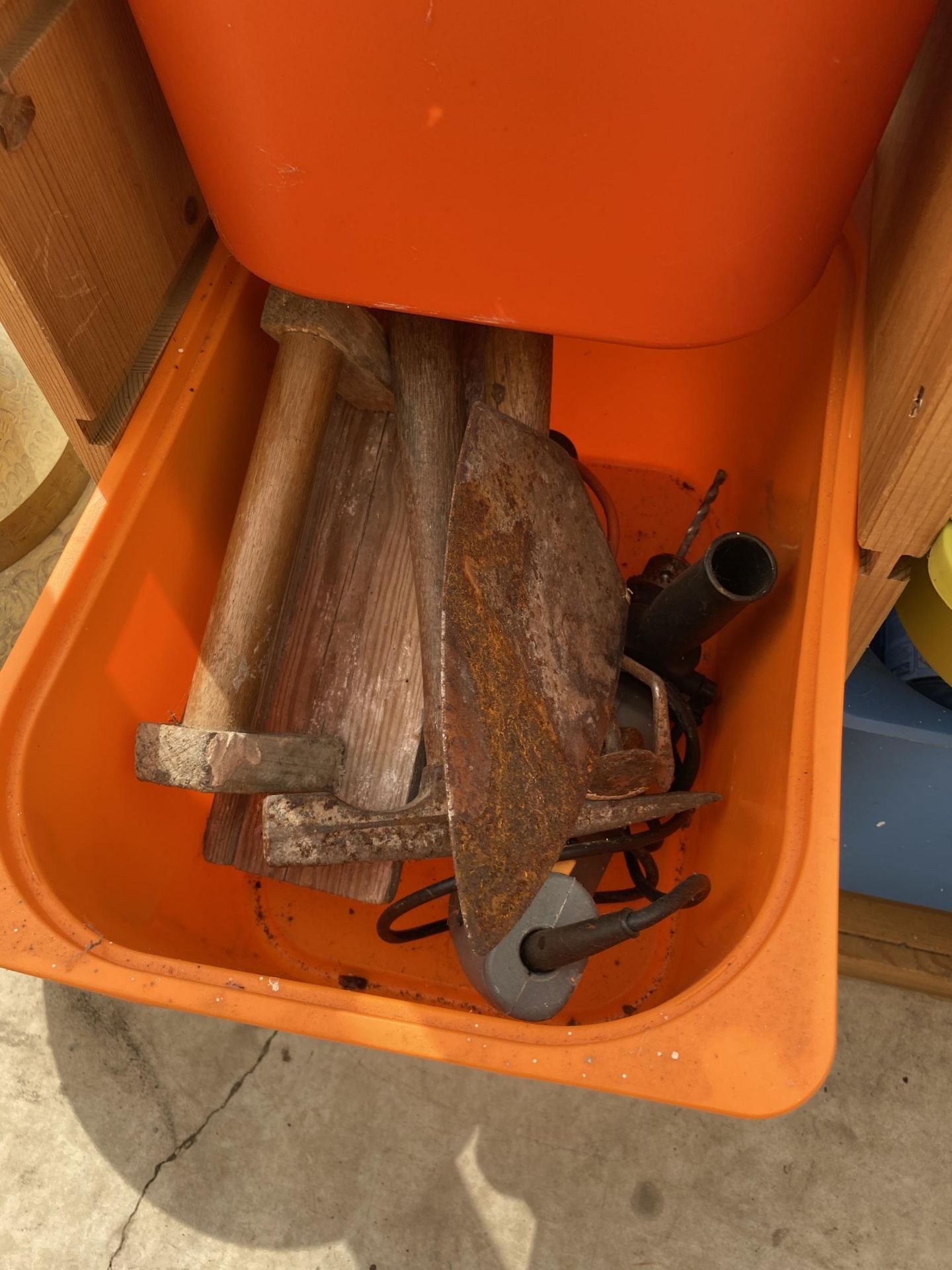 A WOODEN STORAGE CHEST CONTAINING A LARGE ASSORTMENT OF TOOLS TO INCLUDE HAMMERS, FILES AND SNIPS - Image 3 of 4