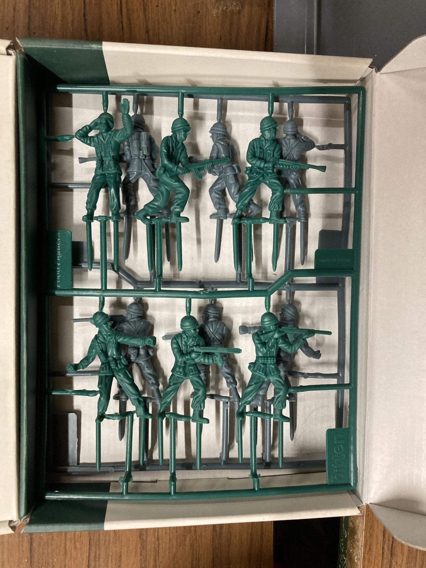 A MIXED LOT OF FOOD FIGHTERS ARMY MEN PARTY PIECES, BOXED - Image 2 of 3