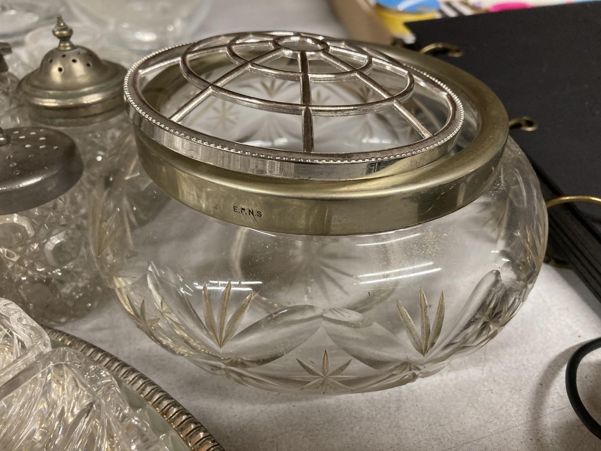 A QUANTITY OF VINTAGE GLASSWARE TO INCLUDE A DECANTER, ICE BUCKET, SERVING PLATTERS, ROSE BOWL, - Image 5 of 5