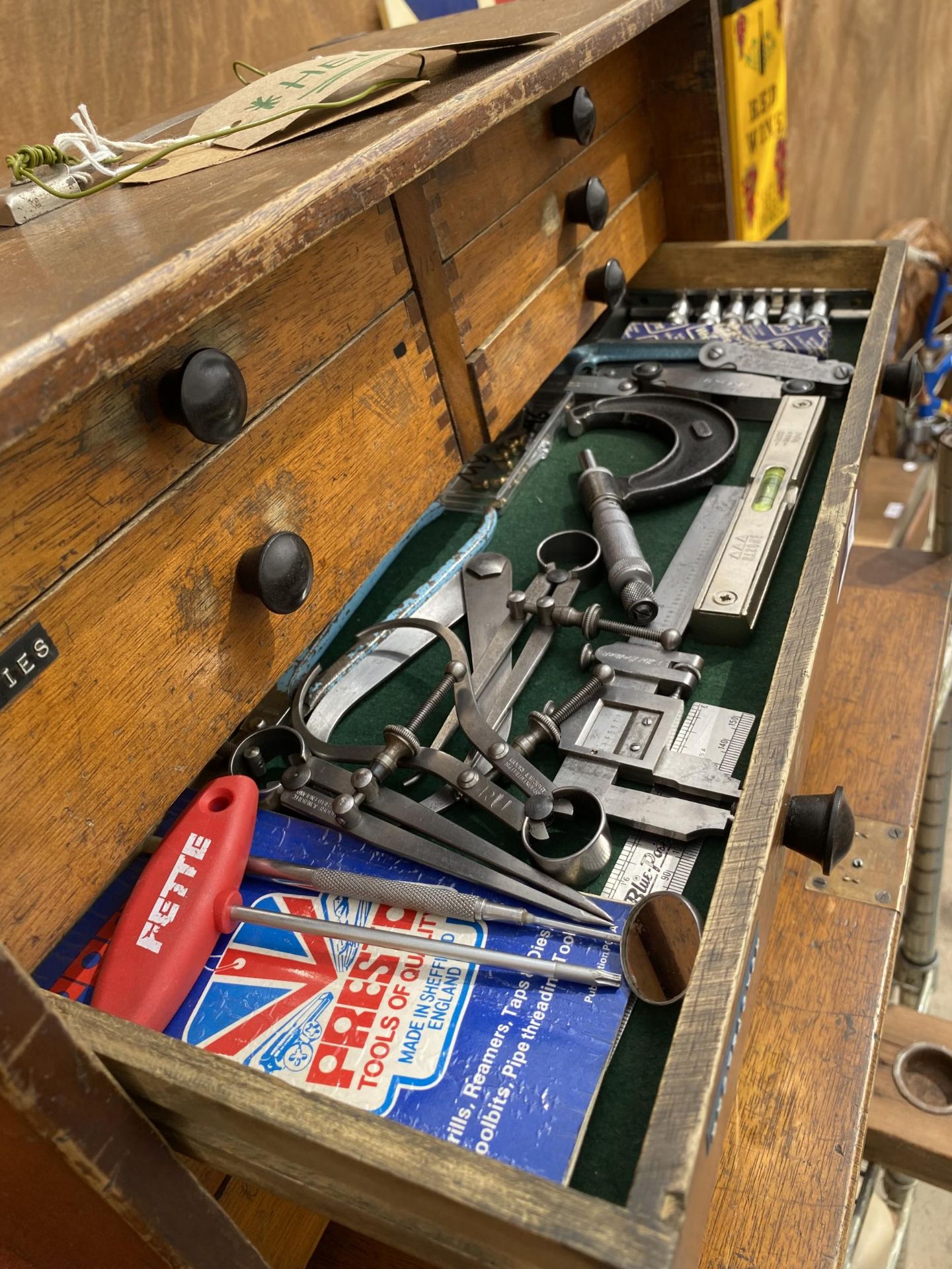 A VINTAGE 'MOORE & WRIGHT' OAK ENGINEERS CHEST OF 5 SHORT AND 3 LONG DRAWERS WITH DROP DOWN FRONT - Image 7 of 13