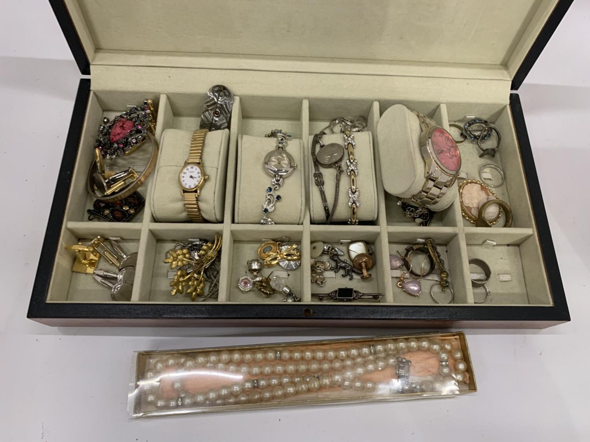 A QUANTITY OF COSTUME JEWELLERY TO INCLUDE WATCHES, BROOCHES, EARRINGS, RINGS, CUFFLINKS, ETC IN A - Image 2 of 2