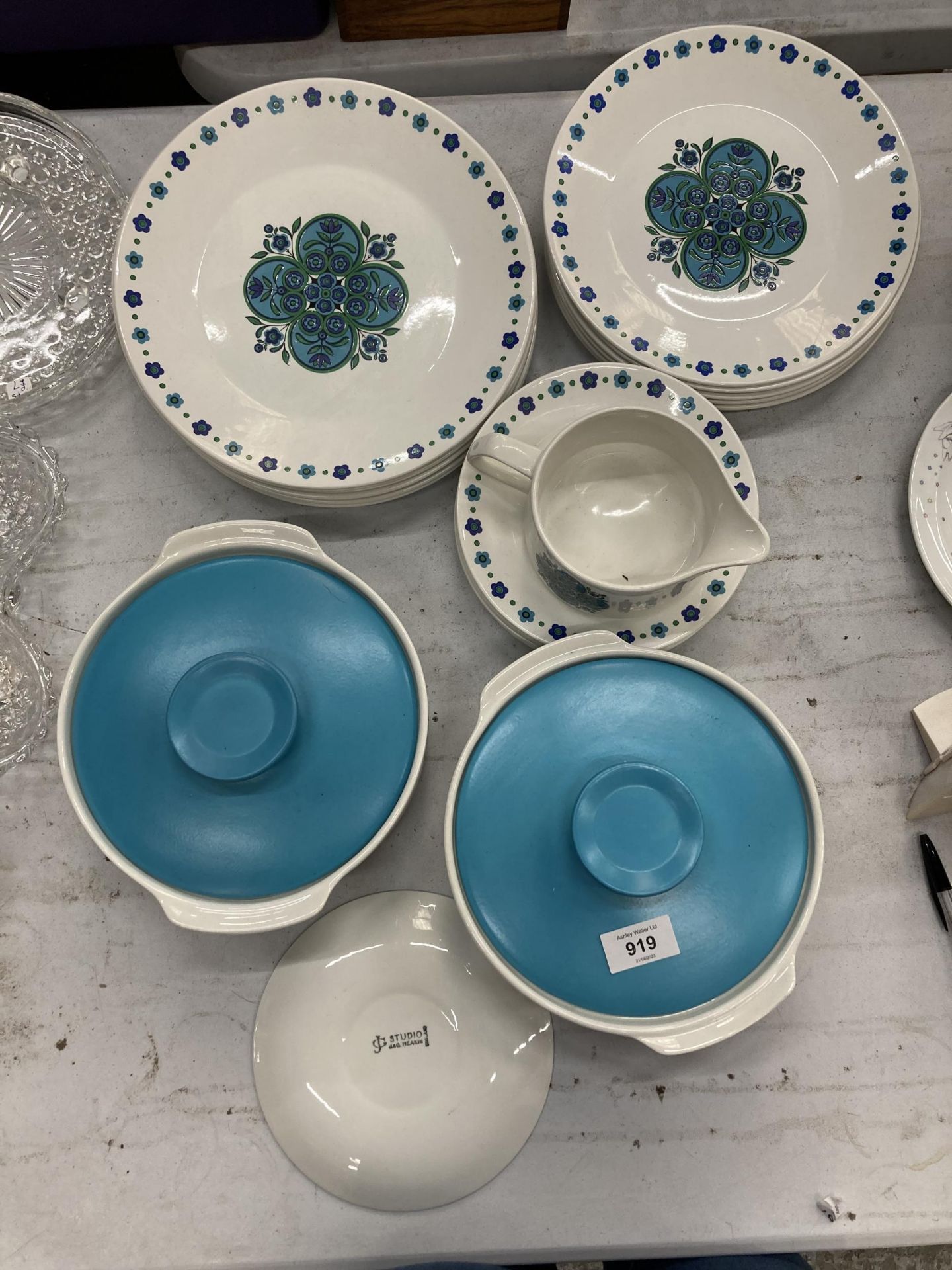 A QUANTITY OF J & G MEAKIN DINNERWARE TO INCLUDE PLATES, CASSEROLE/SERVING DISHES, SAUCE BOAT, ETC - Image 5 of 5