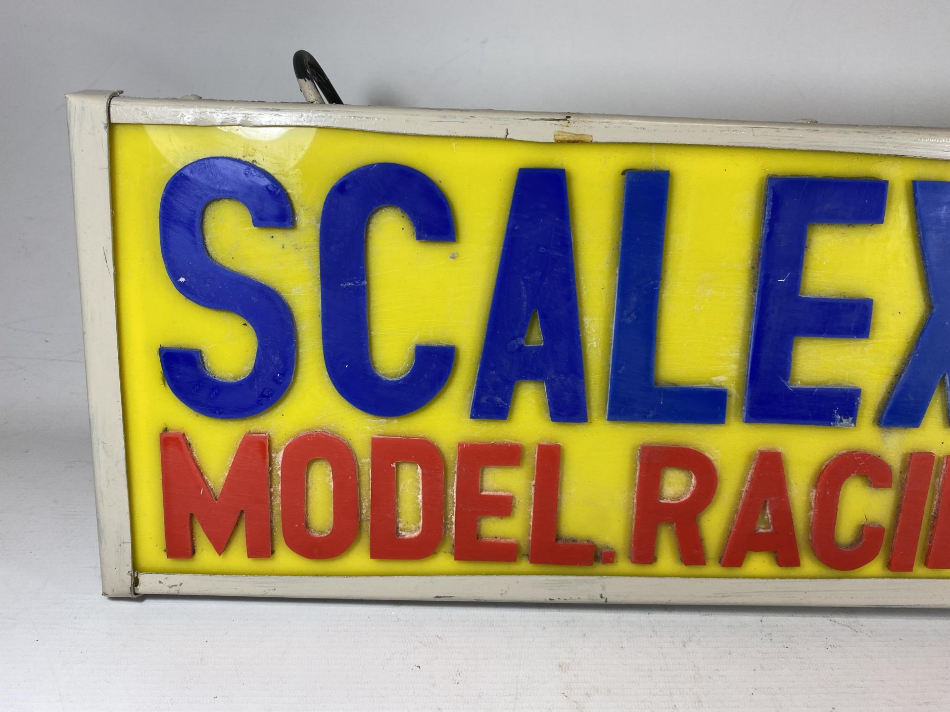 A SCALEXTRIC MODEL RACING CARS ILLUMINATED BOX SIGN, 22.5 X 63.5CM - Image 2 of 5