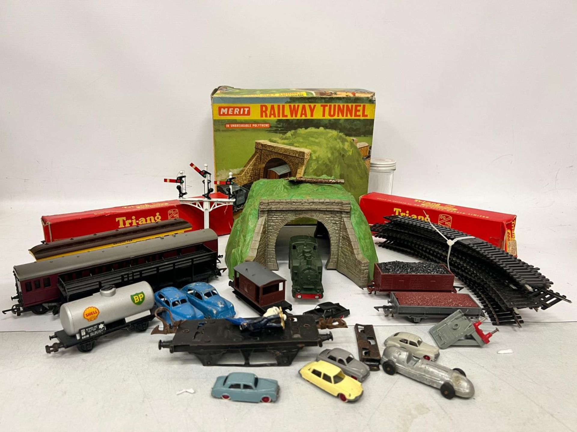 VARIOUS OO GAUGE MODEL RAILWAY ITEMS - A LOCO, CARRIAGES, BOXED TUNNEL, TRACK AND ACCESSORIES