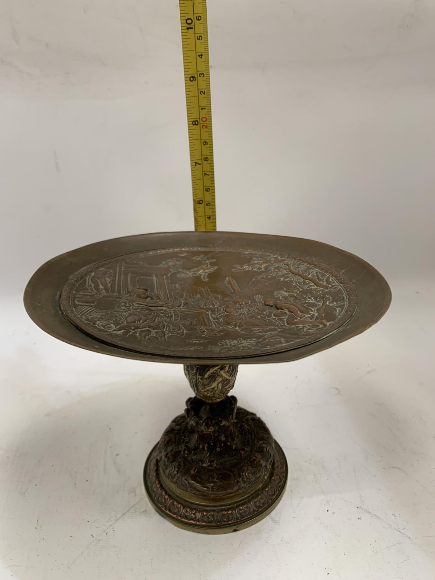 A VINTAGE BRASS AND COPPER PEDESTAL COMPORT, HEIGHT 13CM - Image 4 of 4