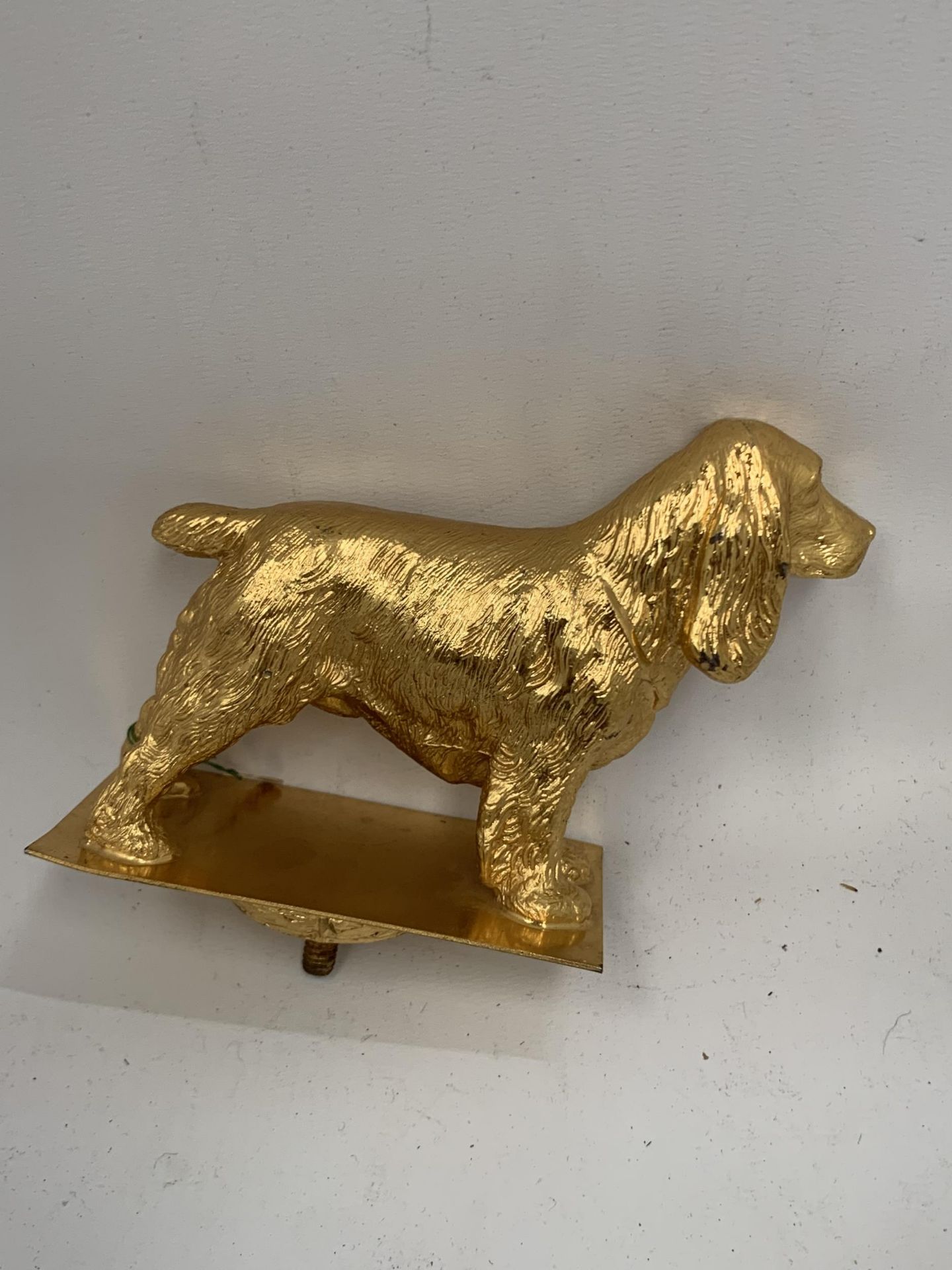 A VINTAGE GOLD PAINTED COCKER SPANIEL DOG MASCOT - Bild 2 aus 3