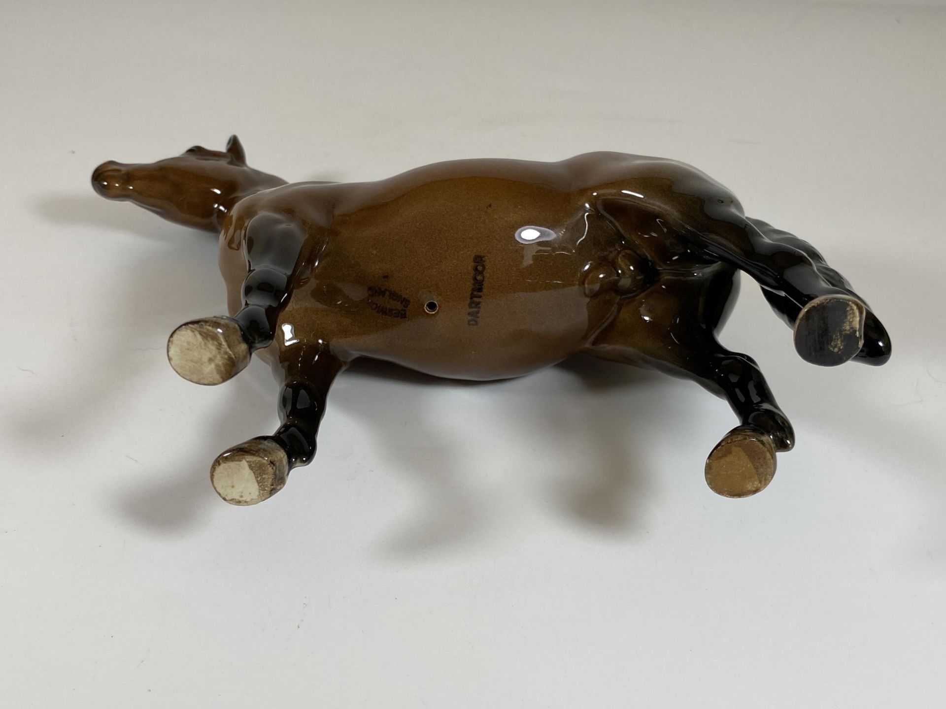 A BESWICK DARTMOOR JENTYL 1642 BROWN GLOSS PONY FIGURE, HEIGHT 16.5CM - Image 3 of 3