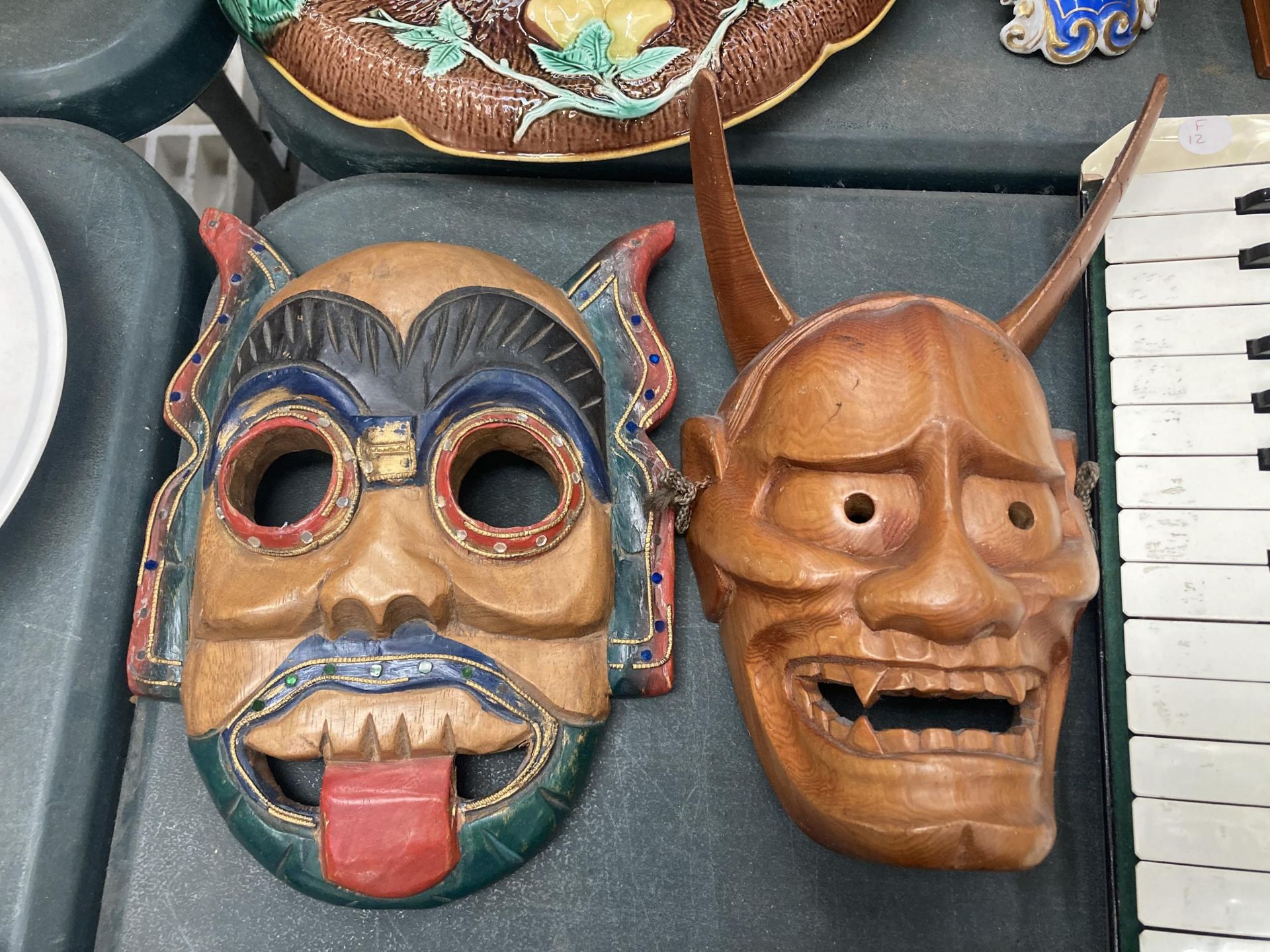 A GROUP OF FIVE VINTAGE TRIBAL WOODEN MASKS - Image 4 of 5