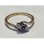 AN 18 CARAT GOD RING WITH A CENTRE SAPPHIRE AND A DIAMOND EACH SIDE ON A TWIST DESIGN SIZE K/L GROSS