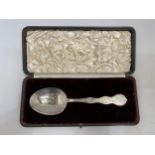 A 1906 HALLMARKED SILVER SERVING SPOON IN CASE