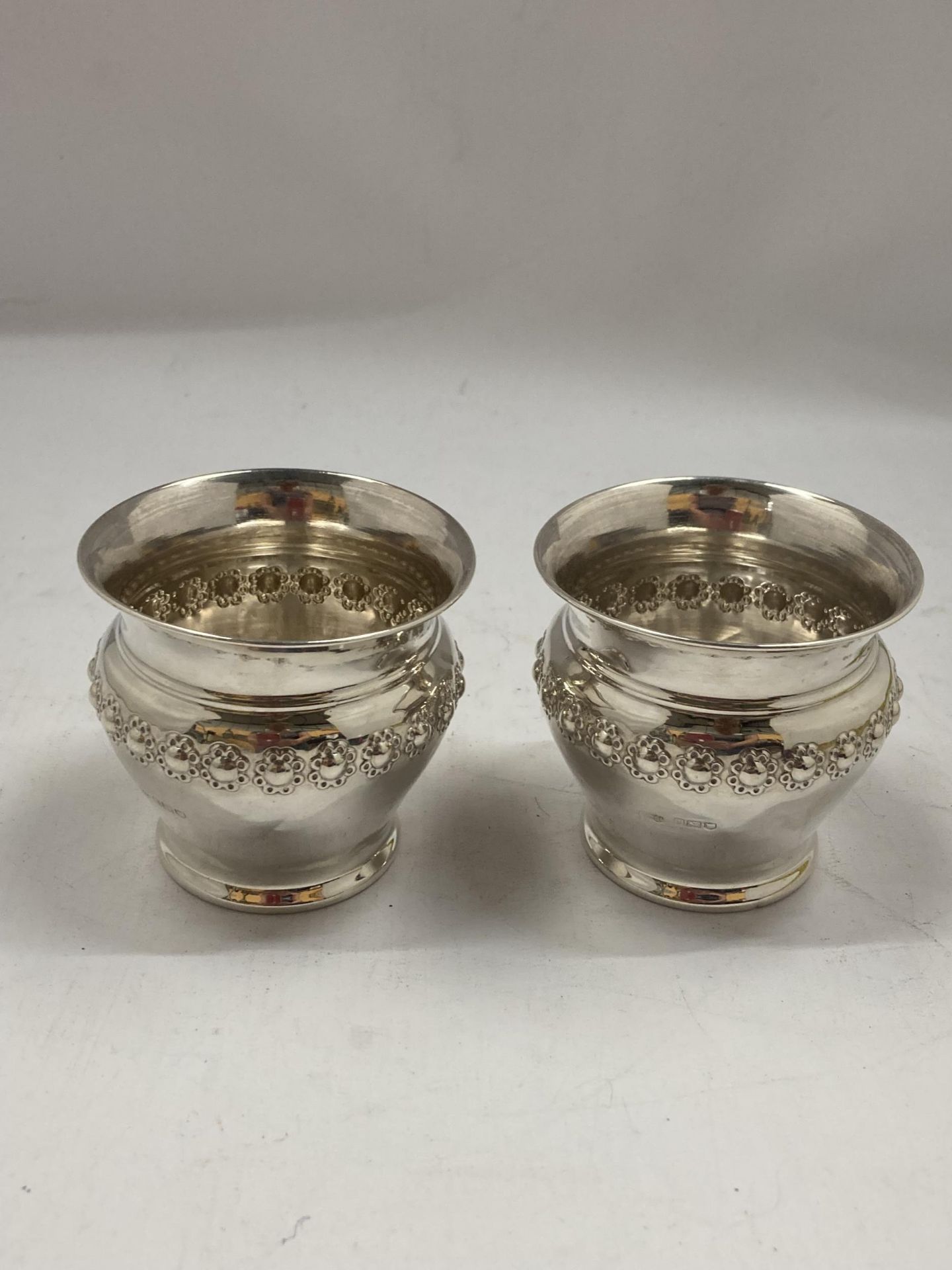 A PAIR OF LONDON HALLMARKED SILVER POTS