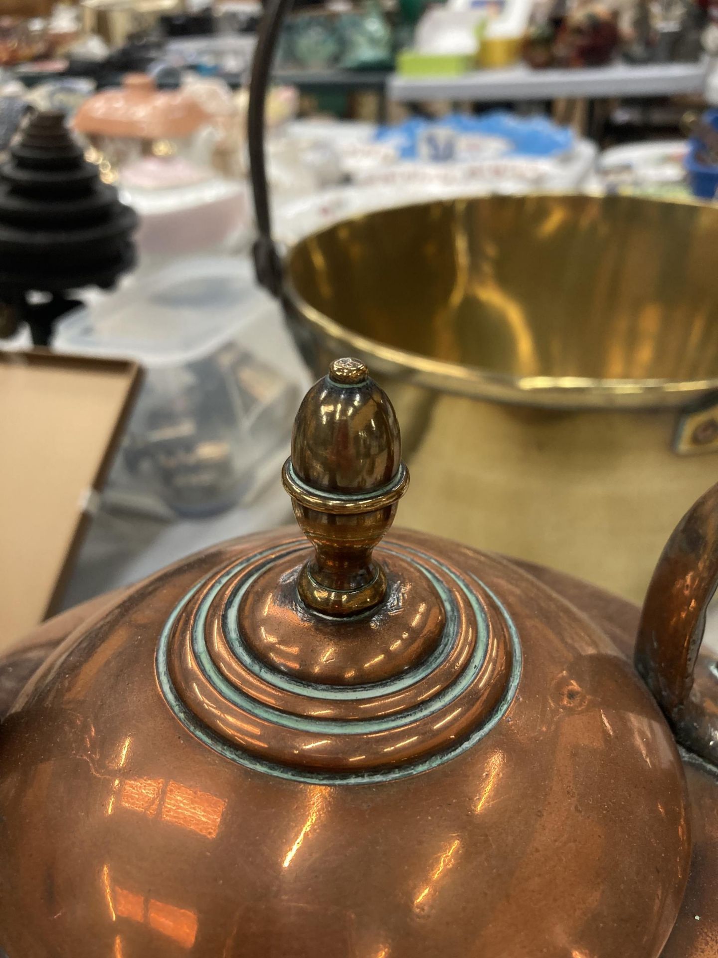 A VINTAGE COPPER KETTLE WITH ACORN FINIAL - Image 5 of 5