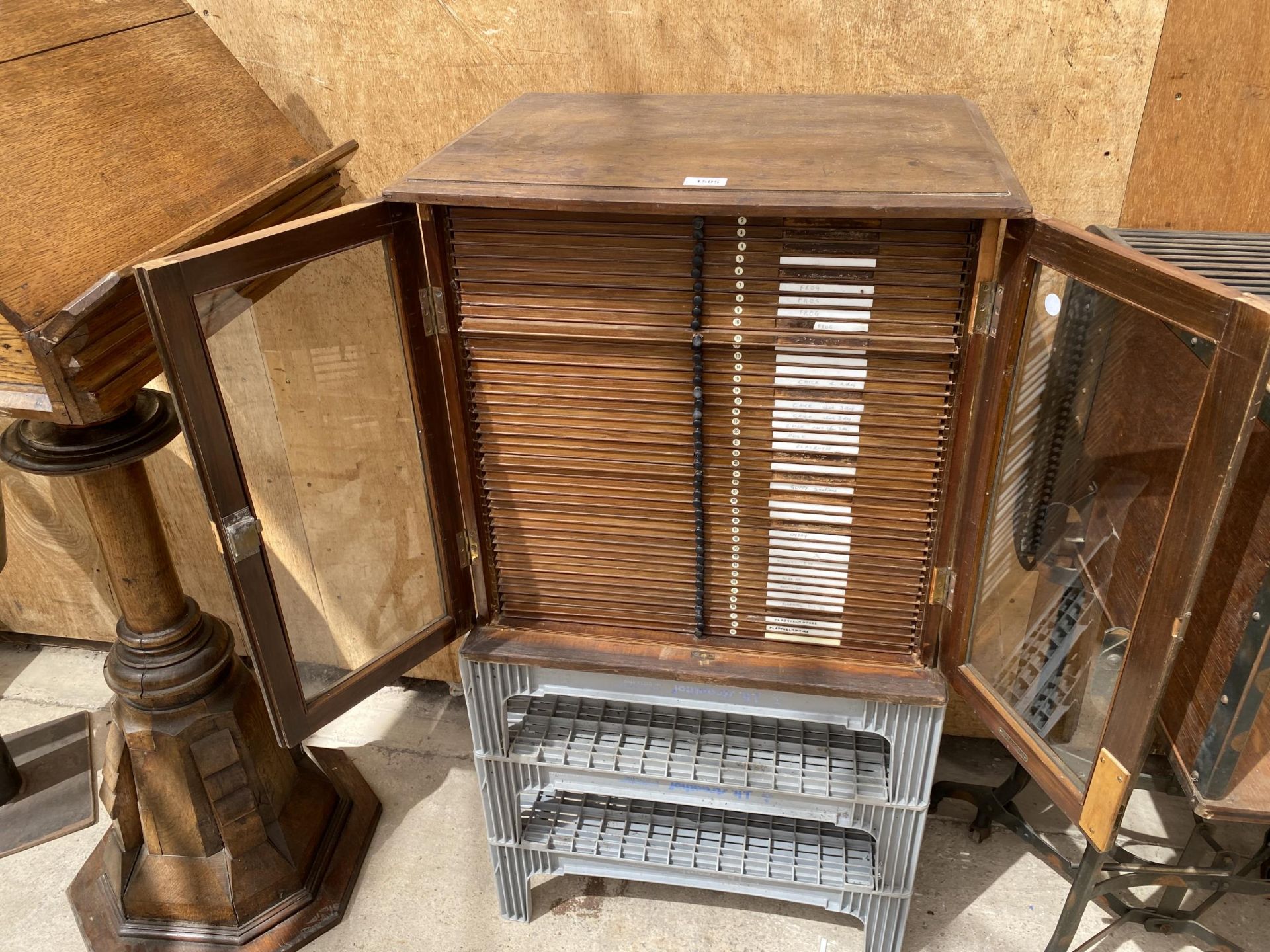 A VINTAGE OAK ENTOMOLOGY CABINET WITH 42 DRAWERS AND GLASS DOORS - Bild 2 aus 8