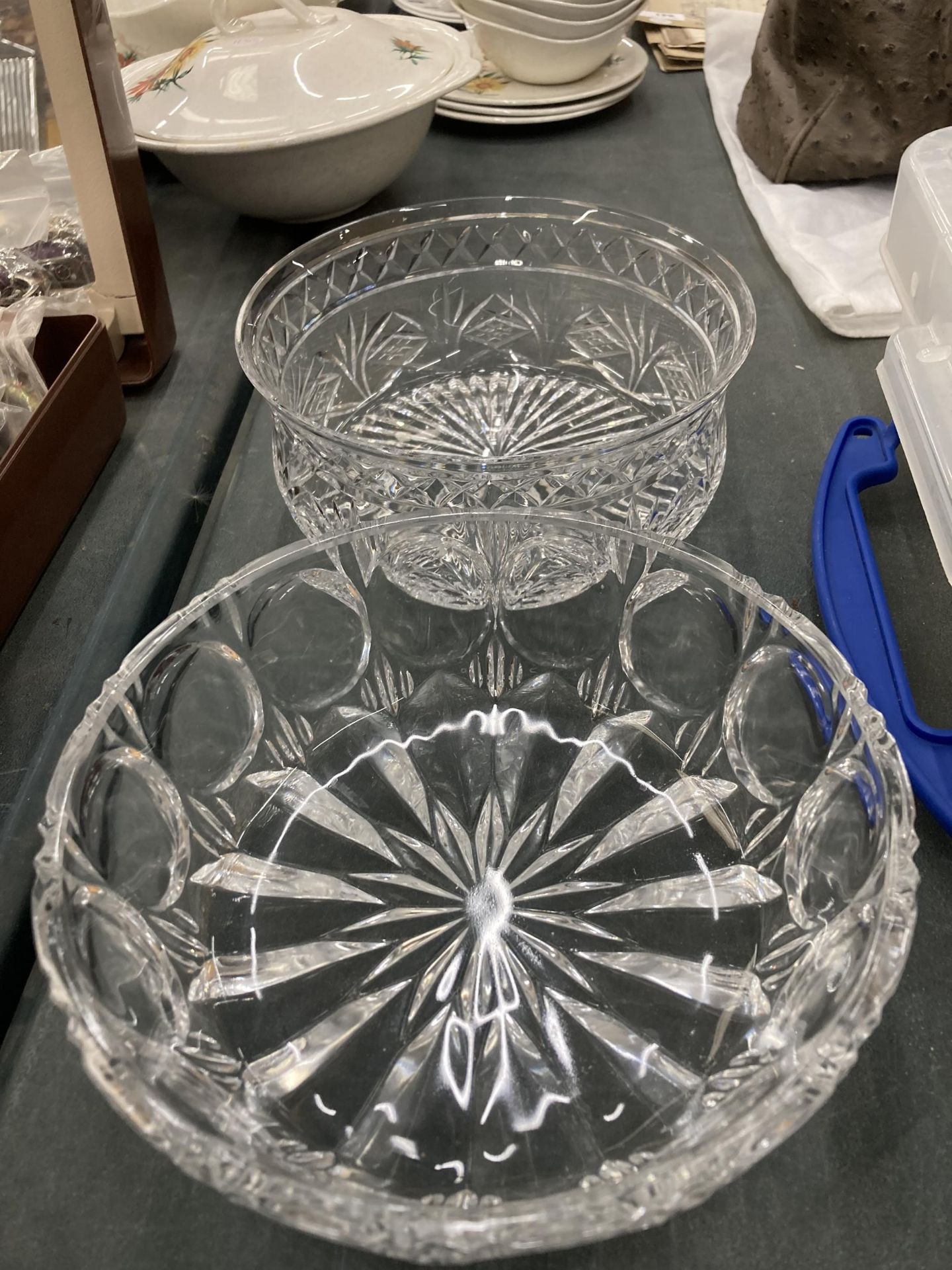 A QUANTITY OF GLASSWARE TO INCLUDE BOWLS, DESSERT DISHES, TEA LIGHT HOLDERS, ETC - Image 2 of 4