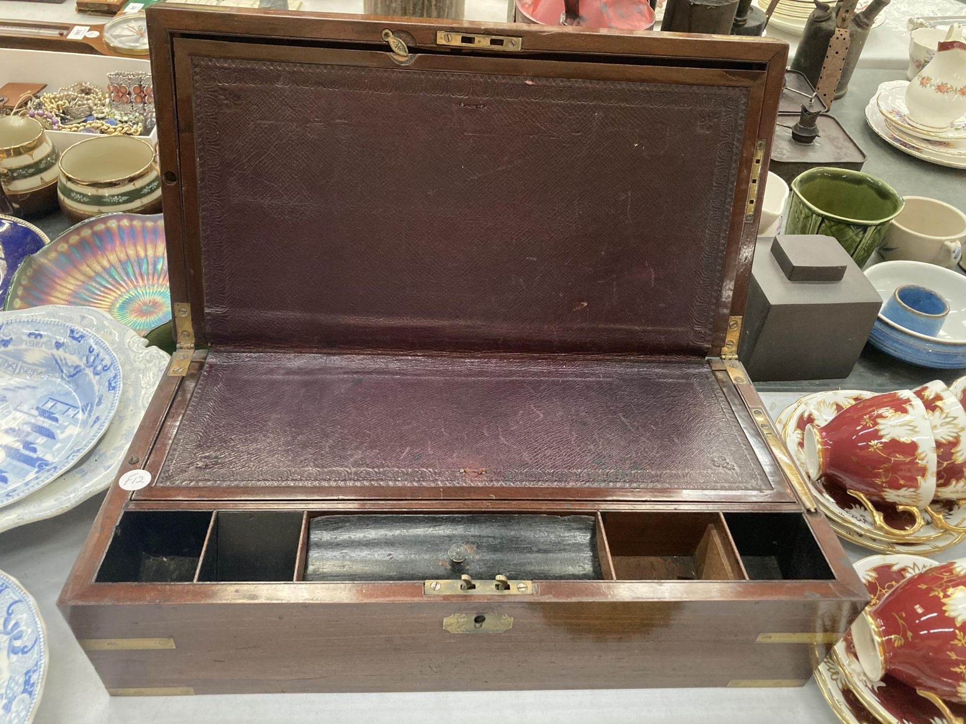 A MAHOGANY AND BRASS BOUND WRITING SLOPE WITH INNER PURPLE LEATHER SLOPE AND SIDE DRAWER, 15 X 24 - Image 4 of 5