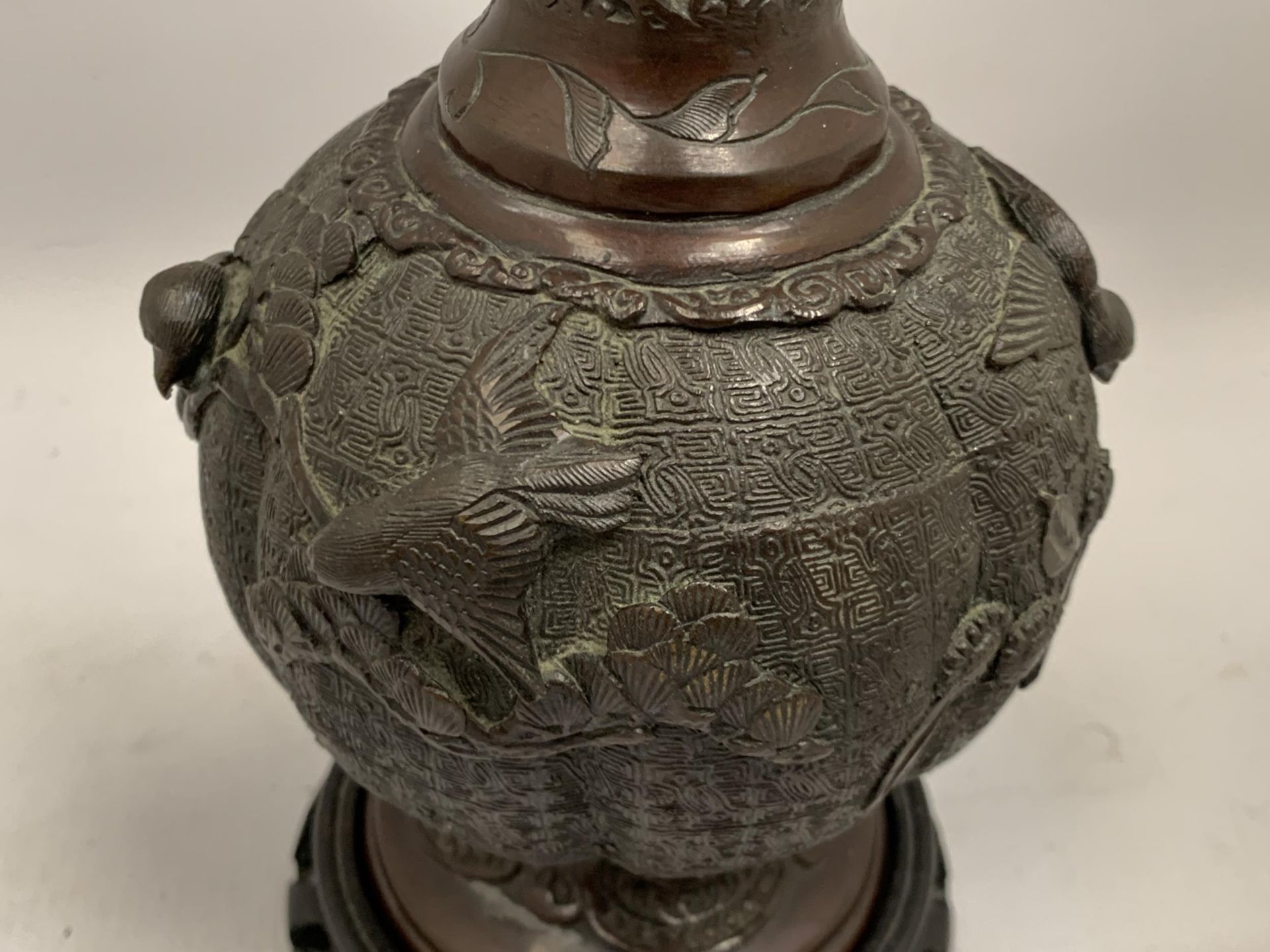 AN ORIENTAL ORNATE BRONZE VASE ON WOODEN BASE, HEIGHT 34CM - Image 4 of 5