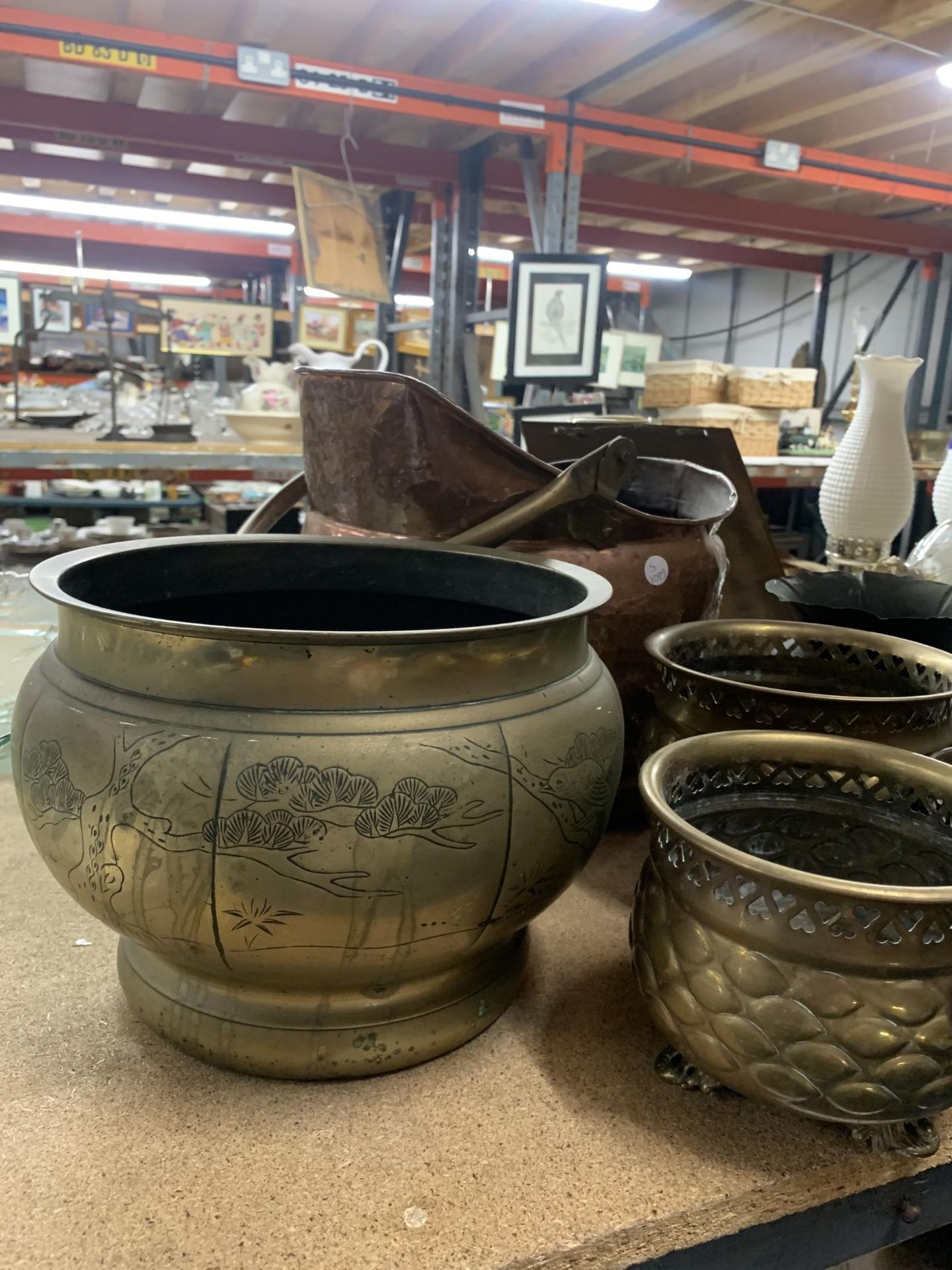 A LARGE COPPER HELMET STYLE COAL BUCKET WITH BRASS HANDLE PLUS A QUANTITY OF BRASS PLANTERS - Image 3 of 3