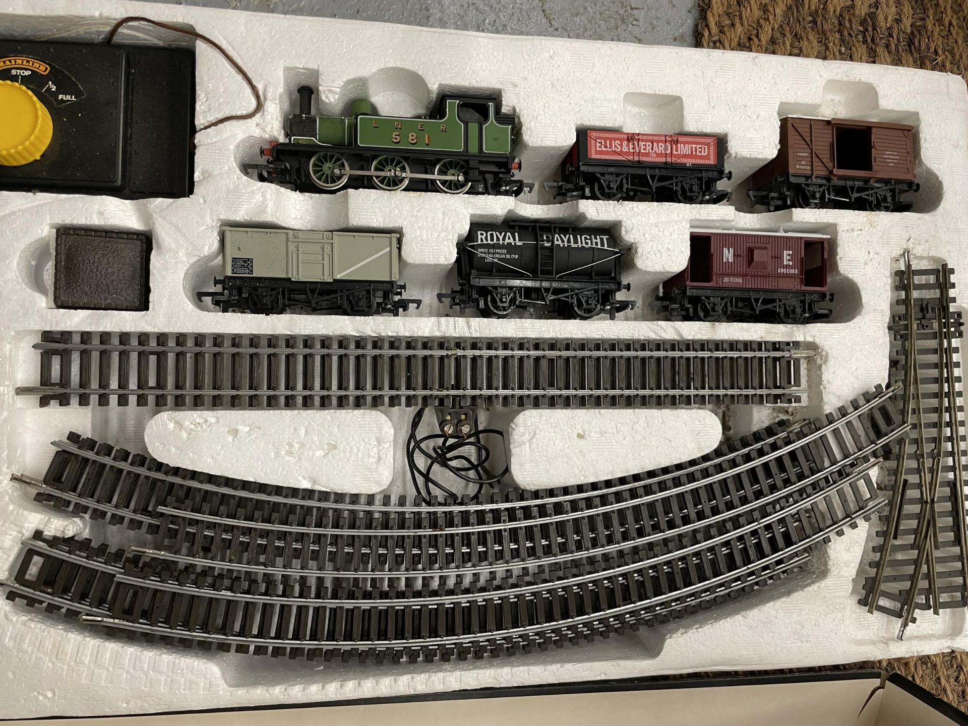 AN LNER BRANCH LINE FREIGHT ELECTRIC TRAIN SET - Bild 4 aus 4