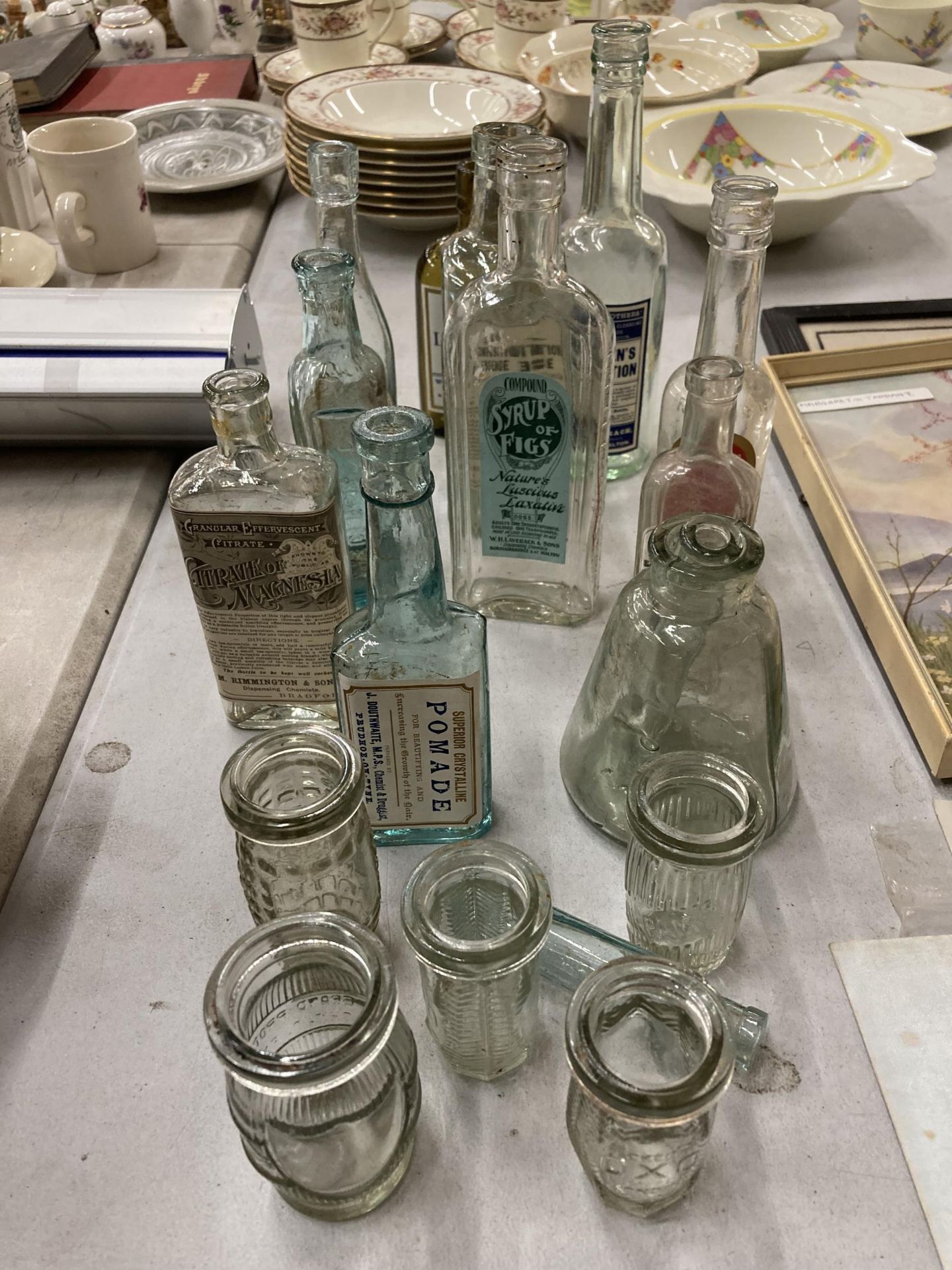 ACOLLECTION OF VINTAGE ADVERTISING BOTTLES TO INCLUDE OXO, LAVENDER WATER, SYRUP OF FIGS, ETC