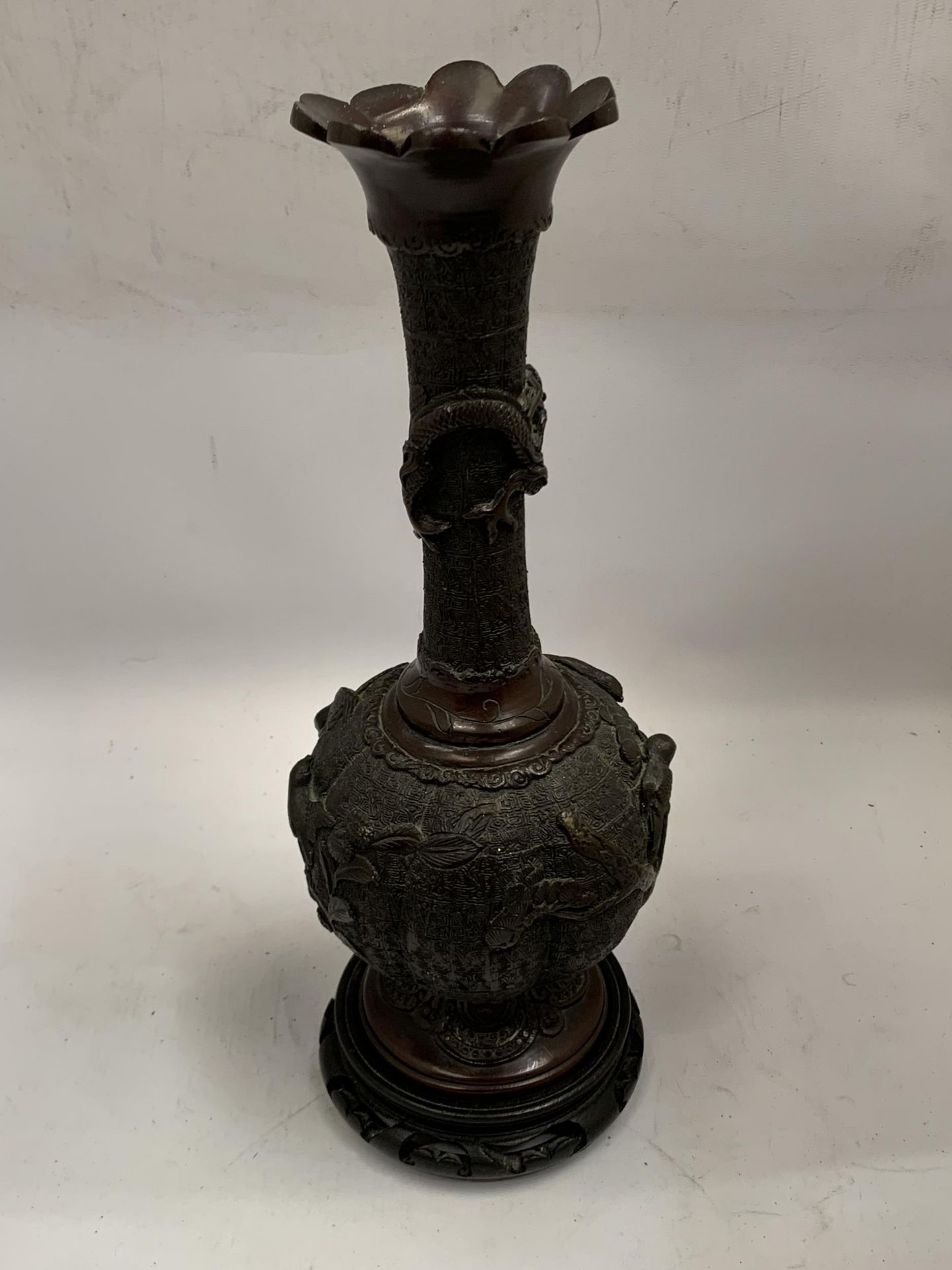 AN ORIENTAL ORNATE BRONZE VASE ON WOODEN BASE, HEIGHT 34CM