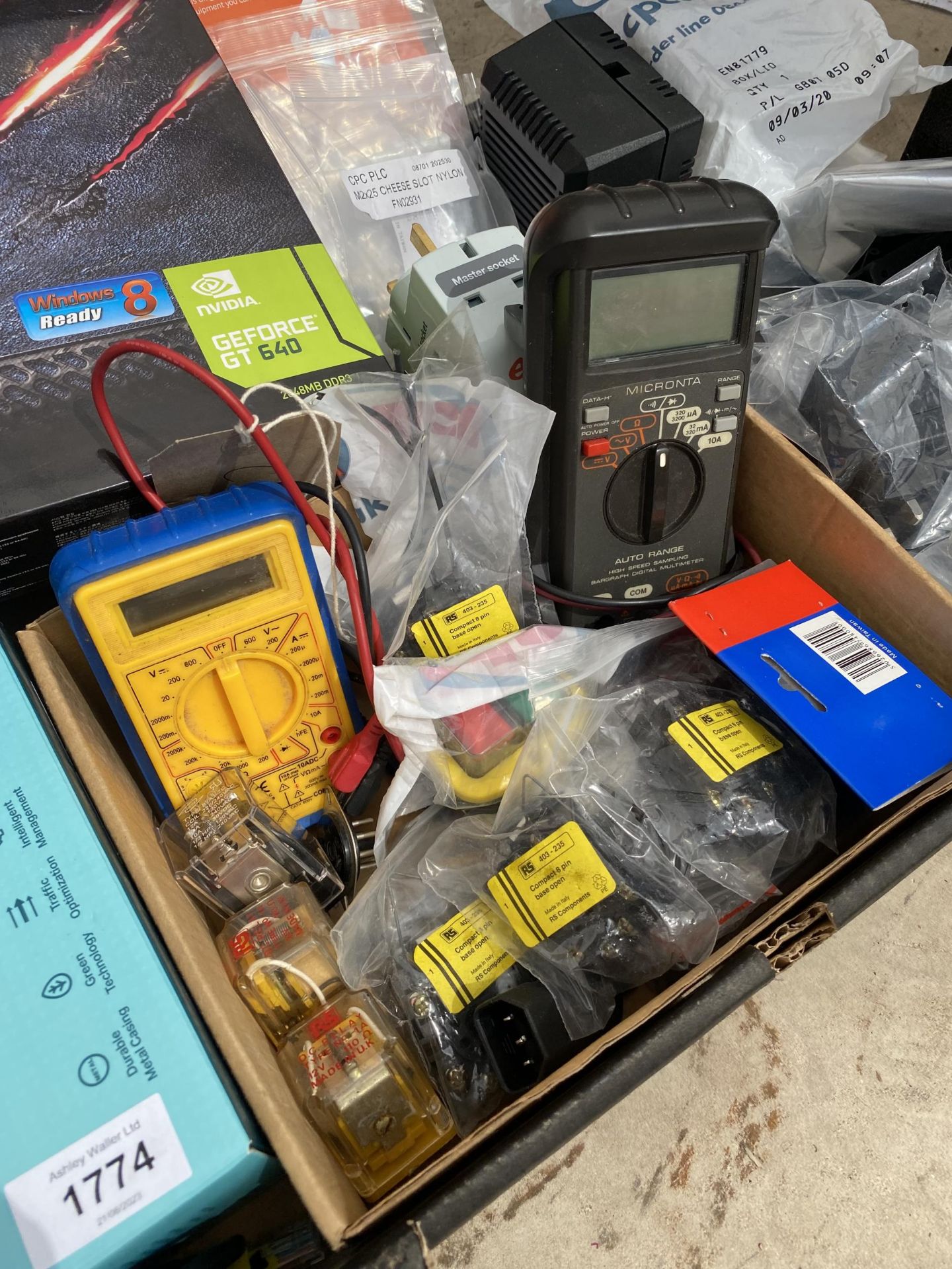 AN ASSORTMENT OF ITEMS TO INCLUDE COMPUTER SPARES AND ELECTRIC TESTERS ETC - Bild 2 aus 5