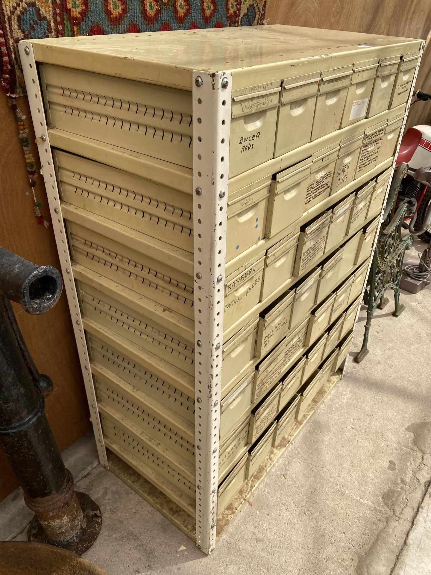 A 42 DRAWER METAL PIGEON HOLE STORAGE UNIT - Bild 2 aus 5