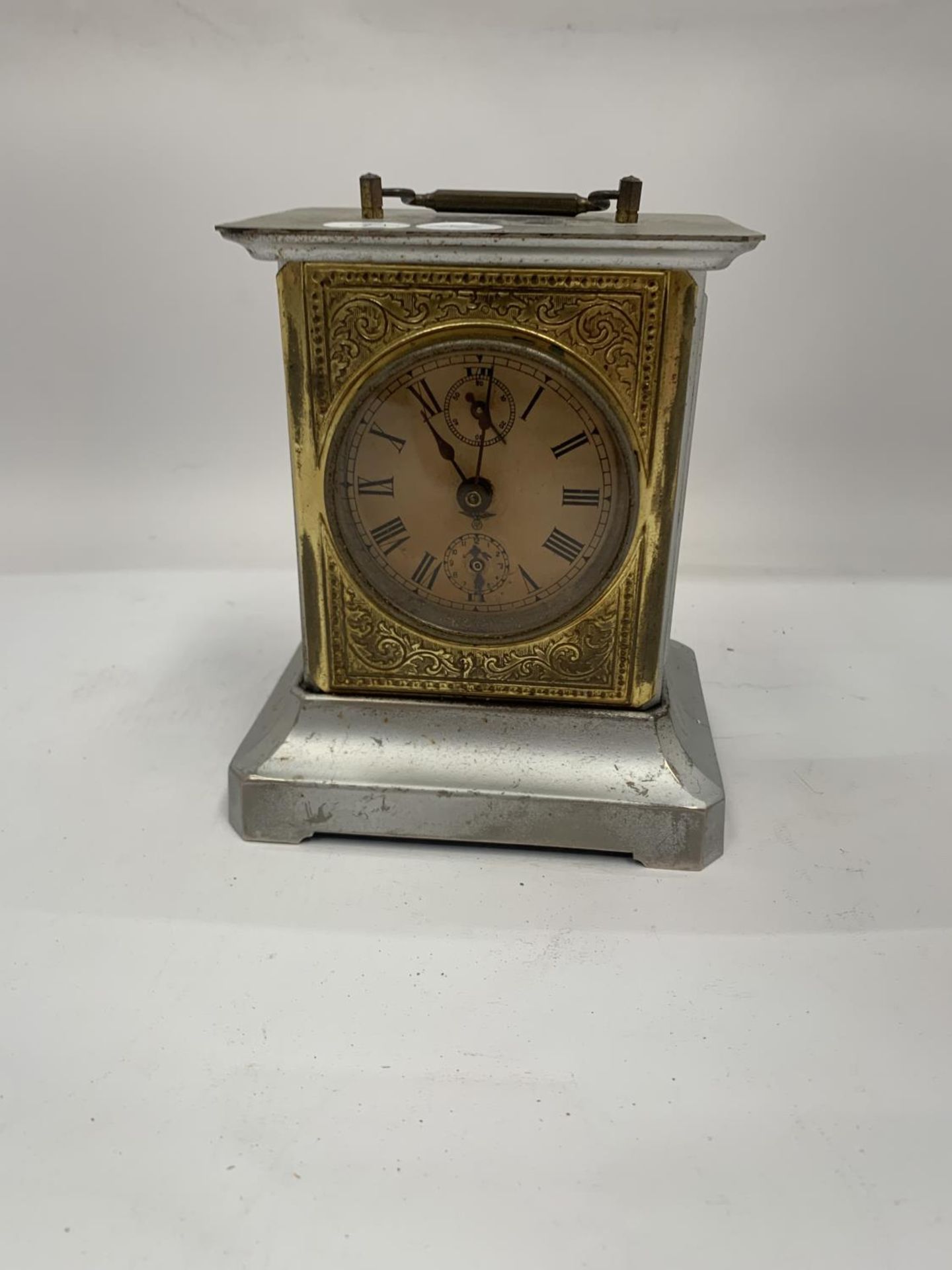 A VINTAGE BRASS AND METAL MANTLE CLOCK - Image 2 of 4